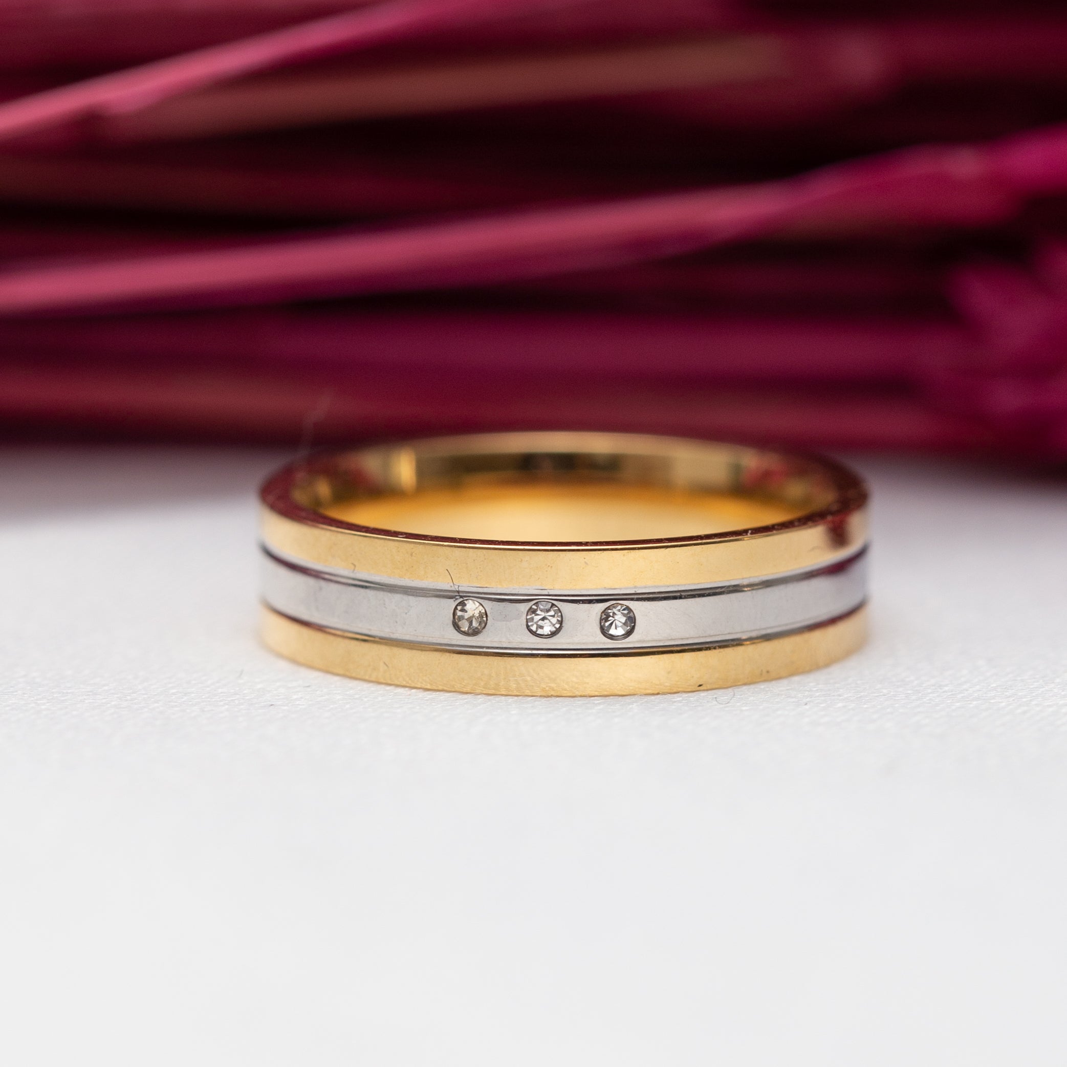 Bague acier inoxydable xp tendance anneau blanc au milieu 3 pierres Bague acier inoxydable xp tendance anneau blanc au milieu 3 pierres