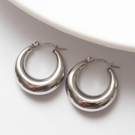 أقراط فولاذية عصرية