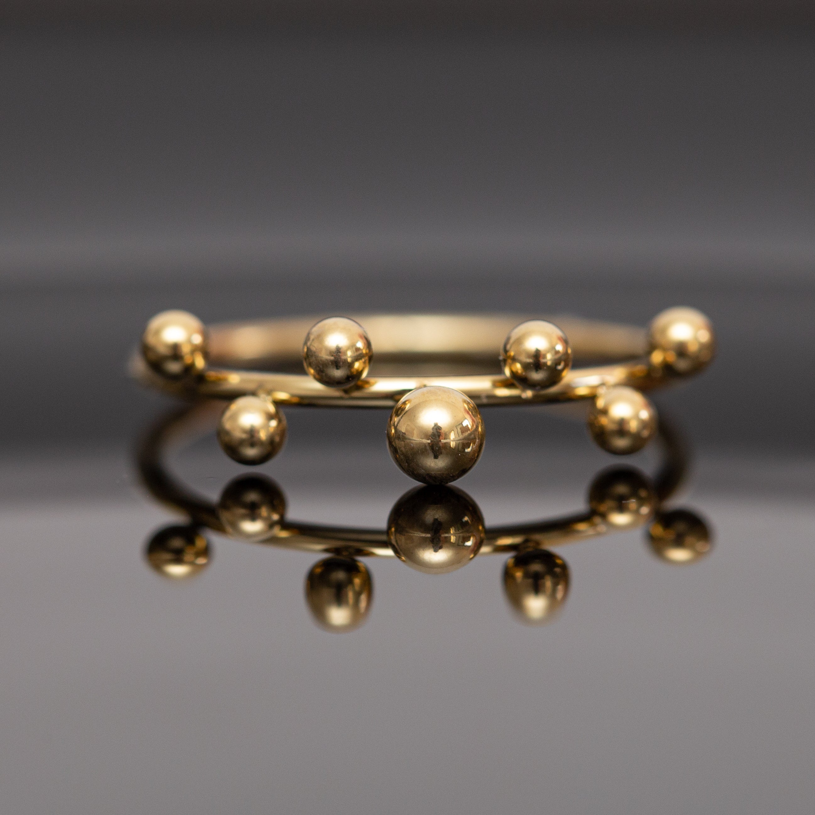 خاتم من الفولاذ الذهبي الفاخر مع 7 كرات عصرية خاتم من الفولاذ الذهبي الفاخر مع 7 كرات عصرية