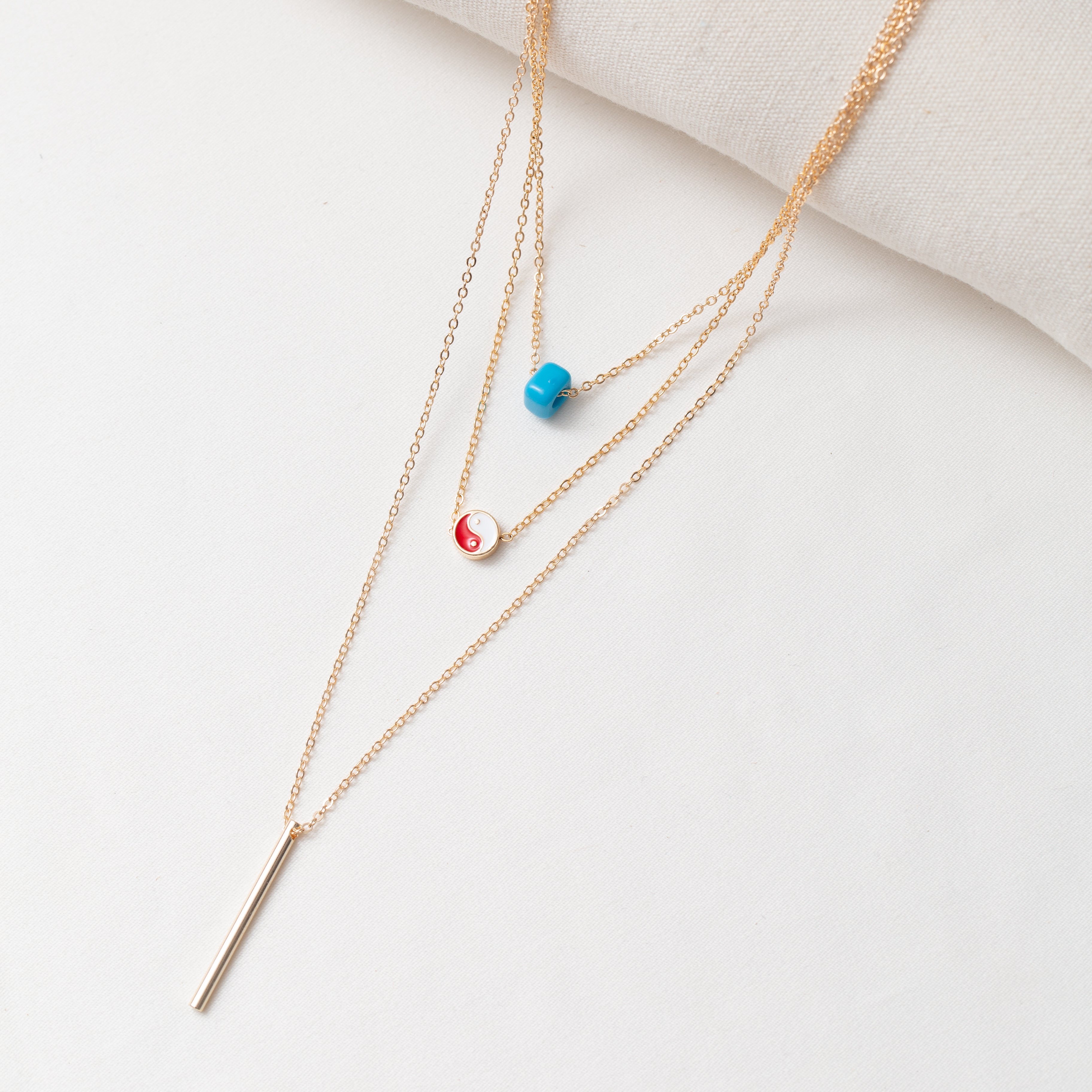 Collier chargé tendance bijoux fantaisie 2 à 500 DA Collier chargé tendance bijoux fantaisie 2 à 500 DA