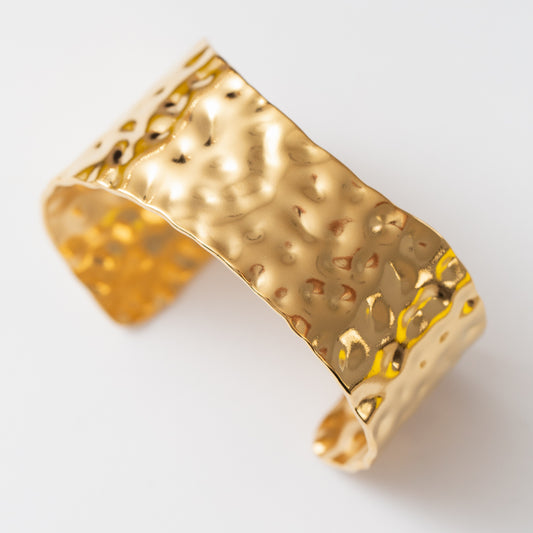 Bracelet en acier allie robustesse et design contemporain