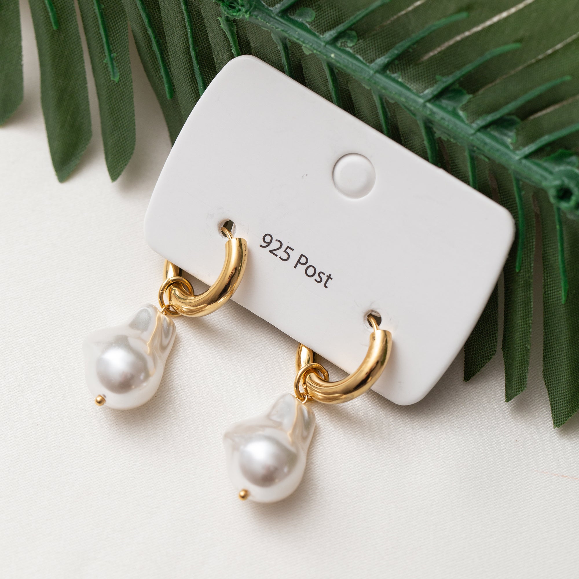 أقراط فولاذية عصرية مع لؤلؤة بيضاء كبيرة أقراط فولاذية عصرية مع لؤلؤة بيضاء كبيرة