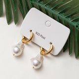 أقراط فولاذية عصرية مع لؤلؤة بيضاء كبيرة أقراط فولاذية عصرية مع لؤلؤة بيضاء كبيرة