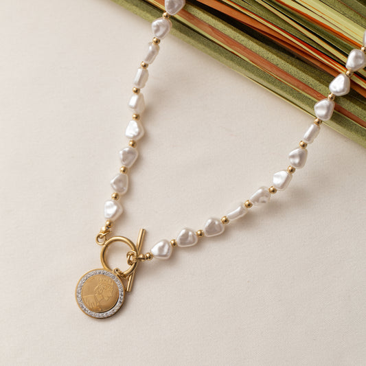 Collier Acier tendance avec des perles blanches et un motif