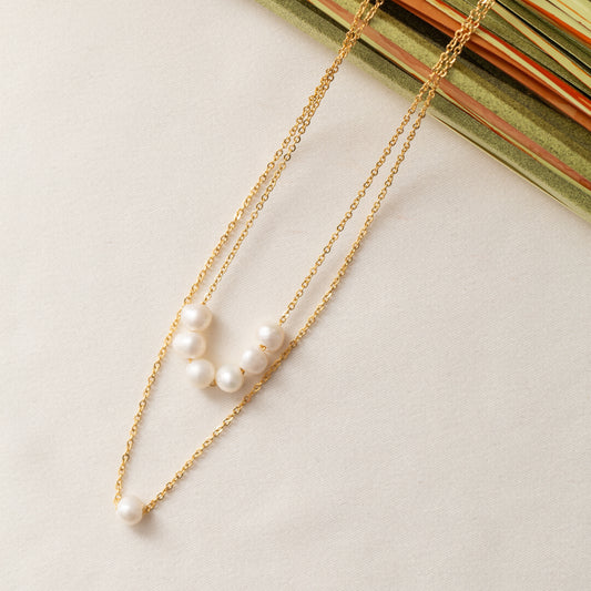 قلادة عصرية من الفولاذ مع اللؤلؤ الأبيض