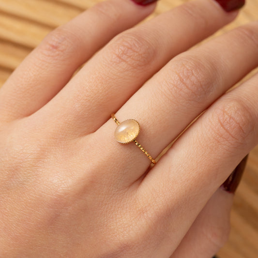 Bague en acier inoxydable doré avec pierre quartz rose - Taille standard