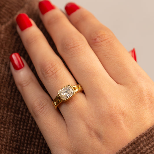 Bague élégante et tendance en acier