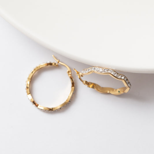 Boucles d'oreilles en acier rondes avec des perles blanches