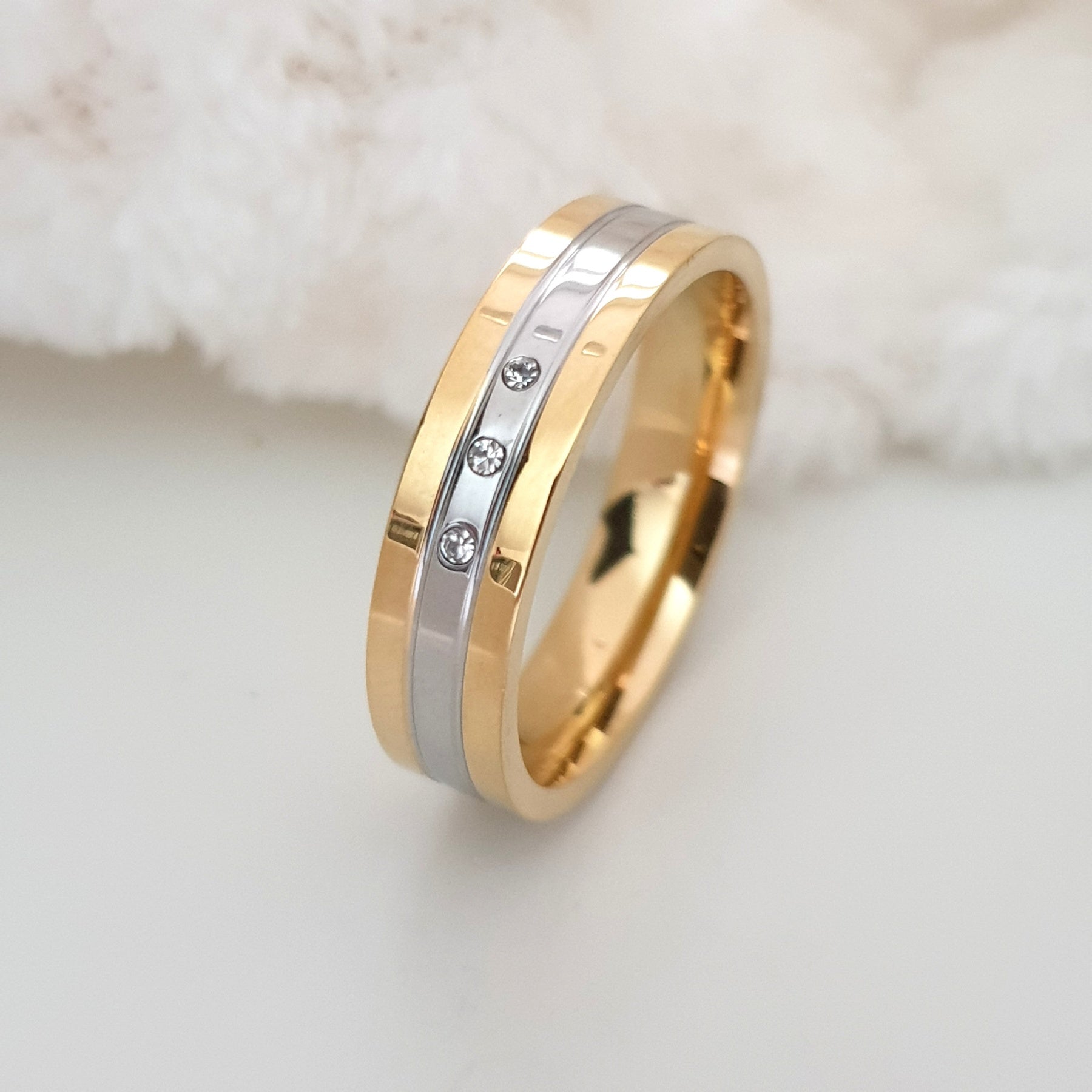 Bague acier inoxydable xp tendance anneau blanc au milieu 3 pierres Bague acier inoxydable xp tendance anneau blanc au milieu 3 pierres