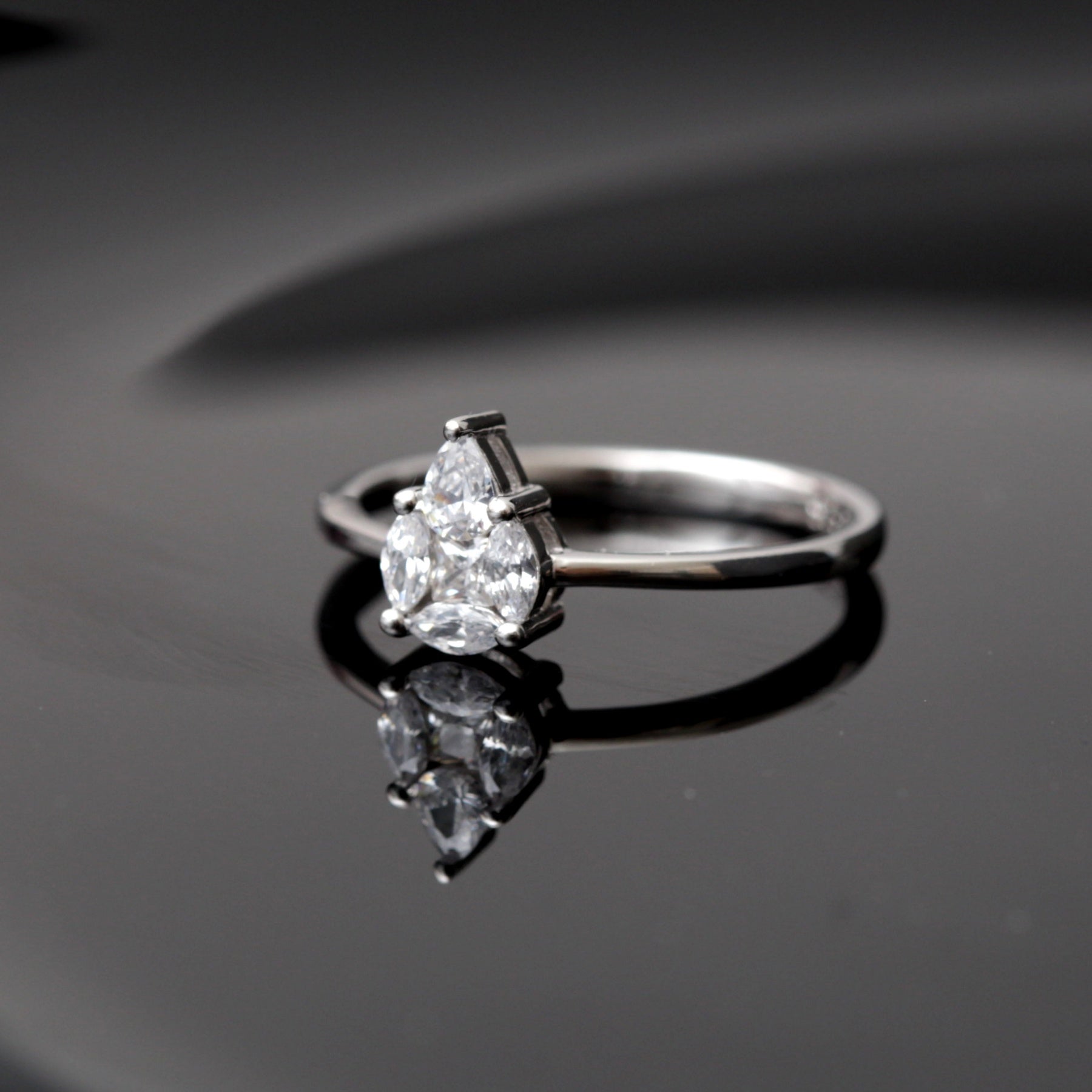 خاتم من الفضة المطلية بالروديوم مضمون ليدوم طويلاً خاتم من الفضة المطلية بالروديوم مضمون ليدوم طويلاً