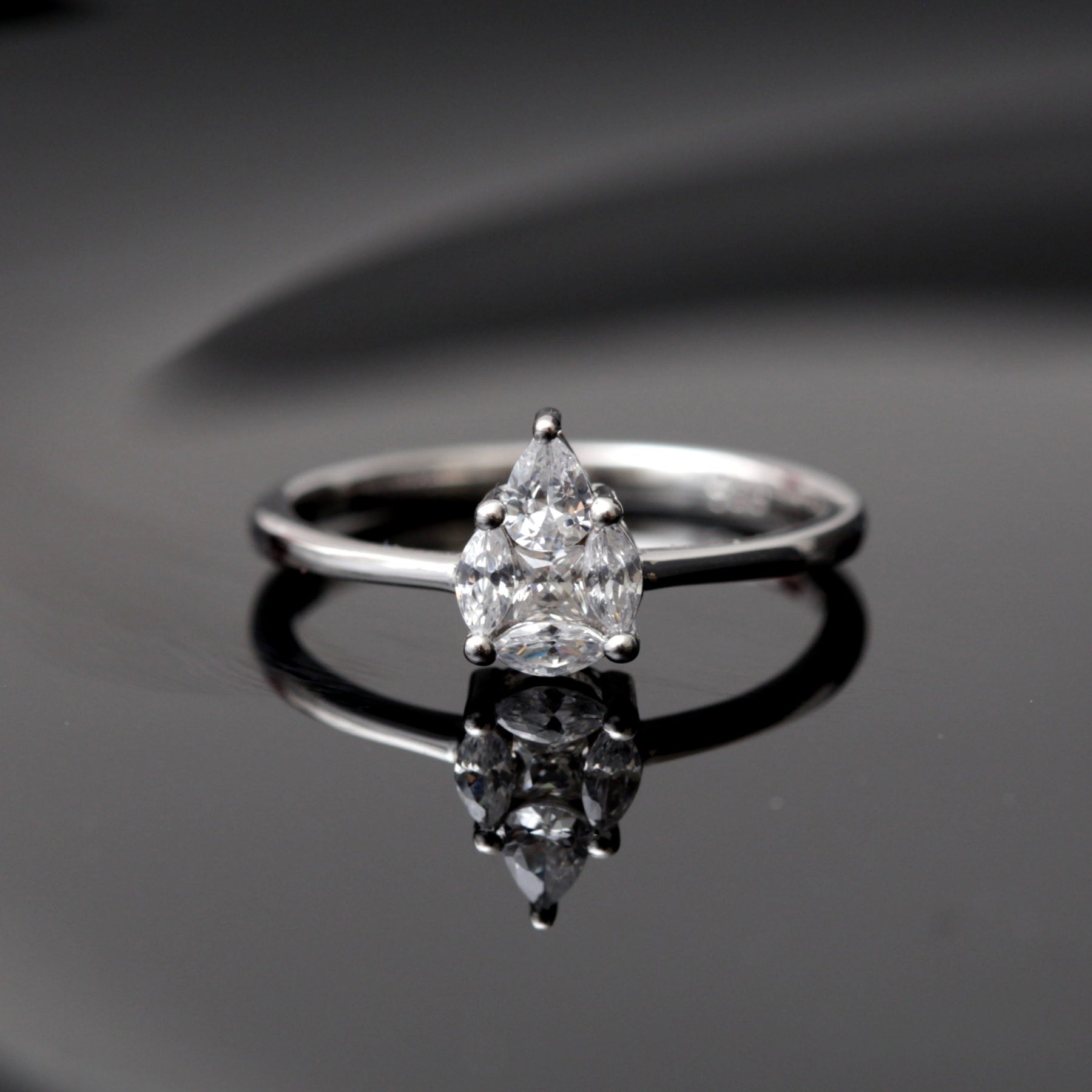 خاتم من الفضة المطلية بالروديوم مضمون ليدوم طويلاً خاتم من الفضة المطلية بالروديوم مضمون ليدوم طويلاً