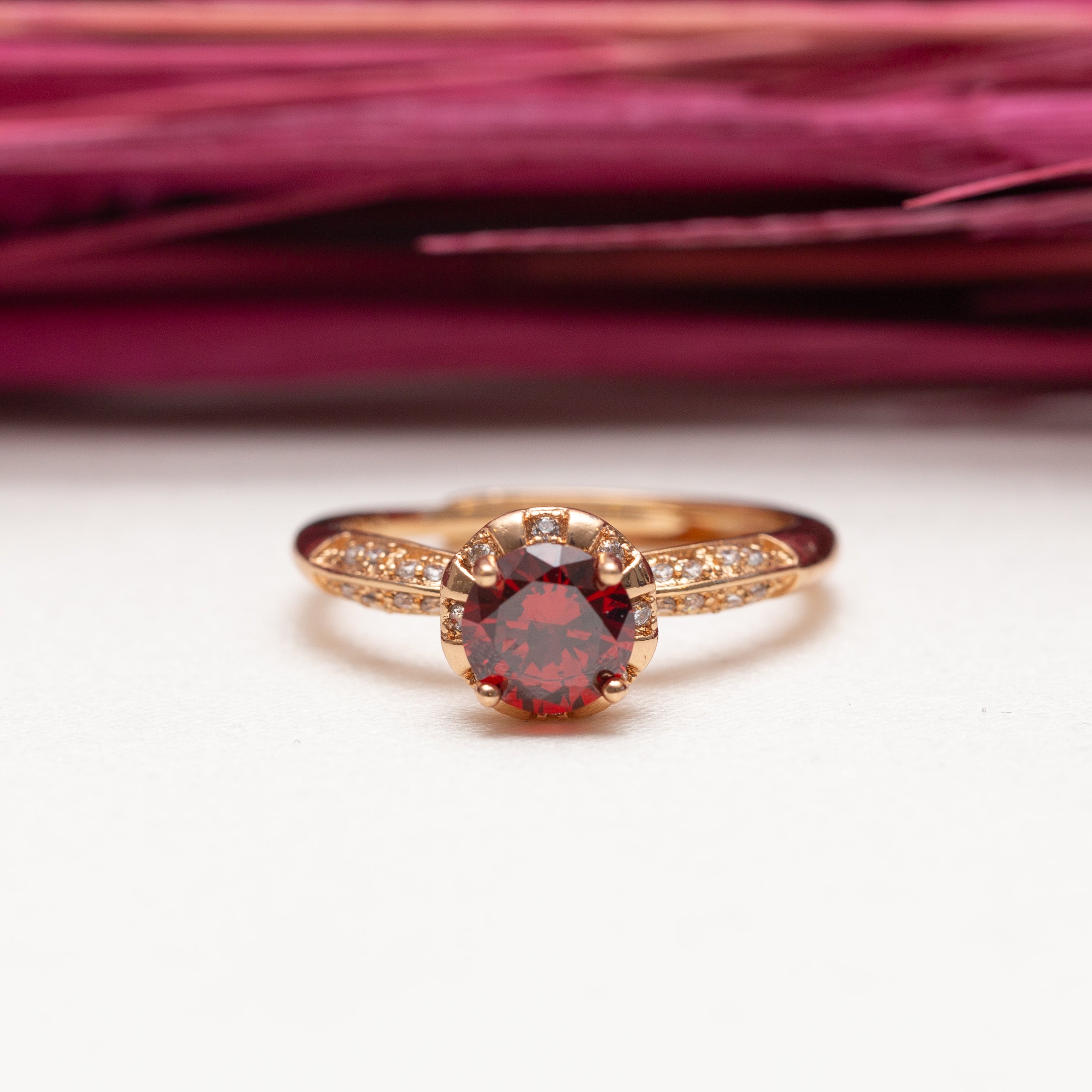 Bague plaqué or Xuping tendance avec une pierre rouge