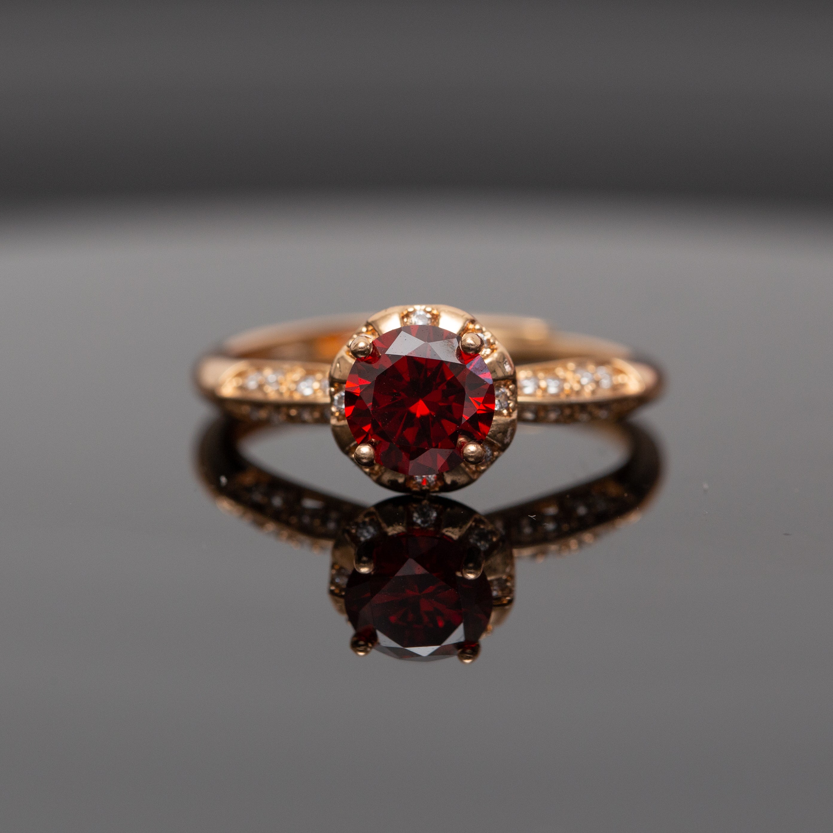 Bague plaqué or Xuping tendance avec une pierre rouge