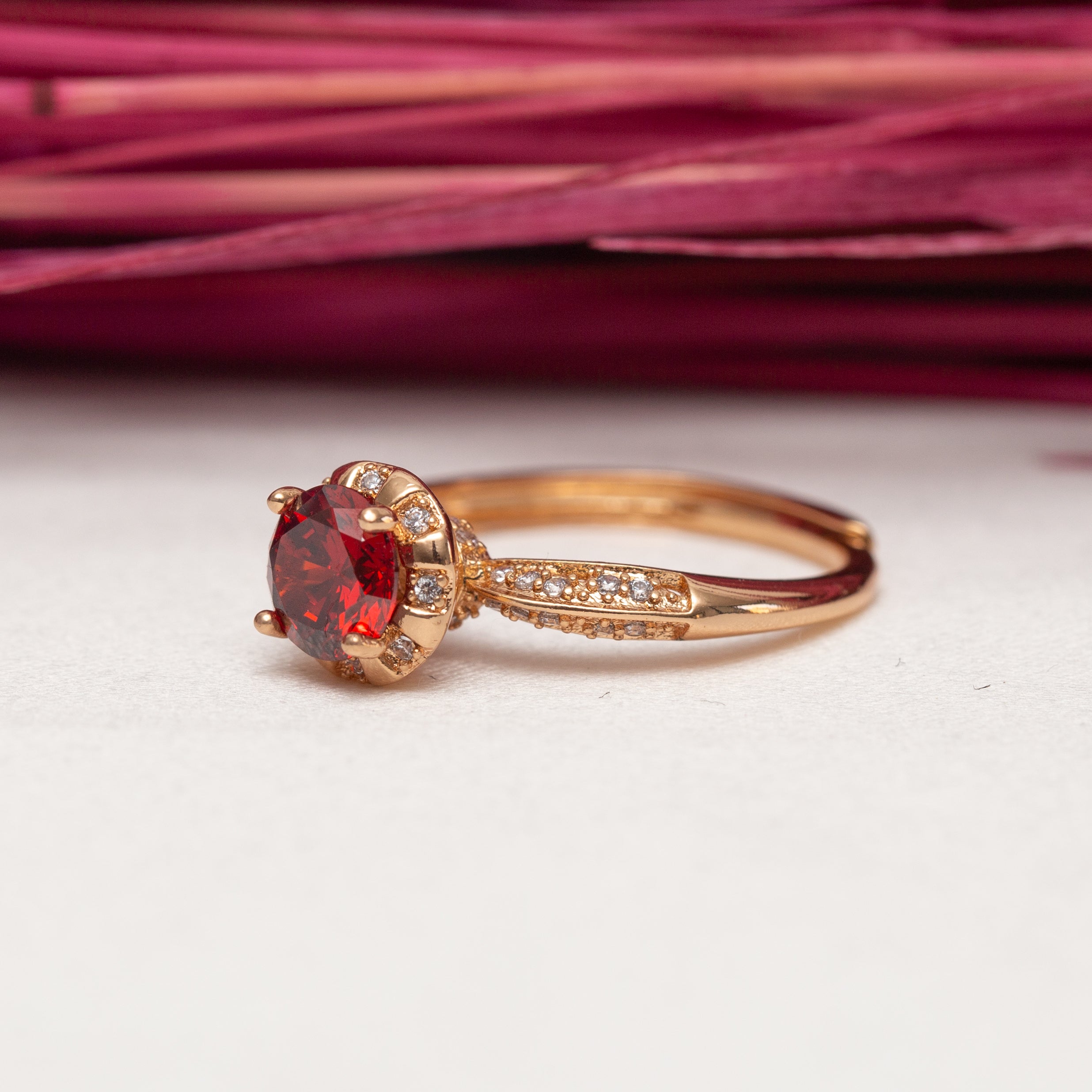 Bague plaqué or Xuping tendance avec une pierre rouge – Ilyes Bijoux