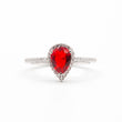 Bague argent rhodié tendance avec un motif rouge