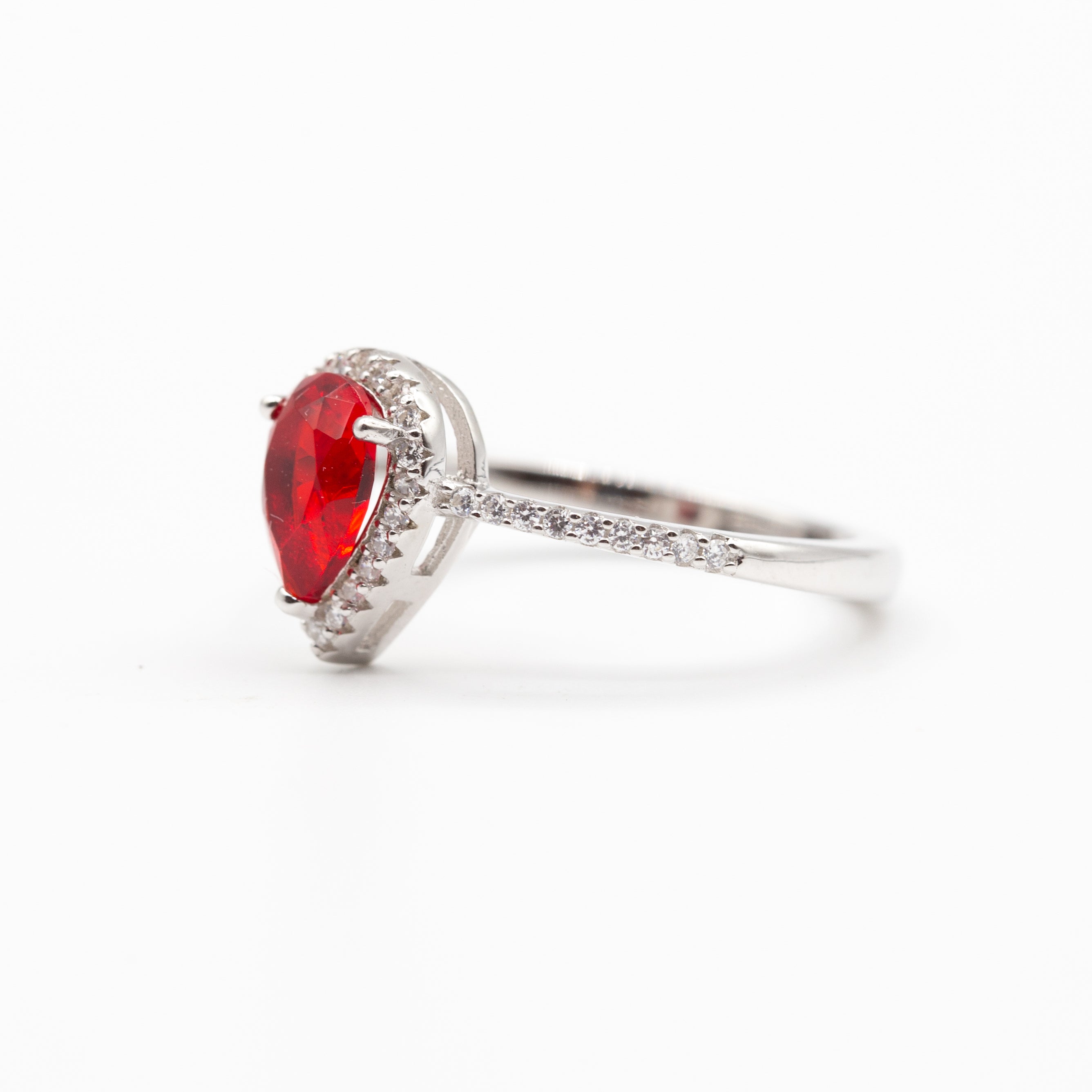 Bague argent rhodié tendance avec un motif rouge