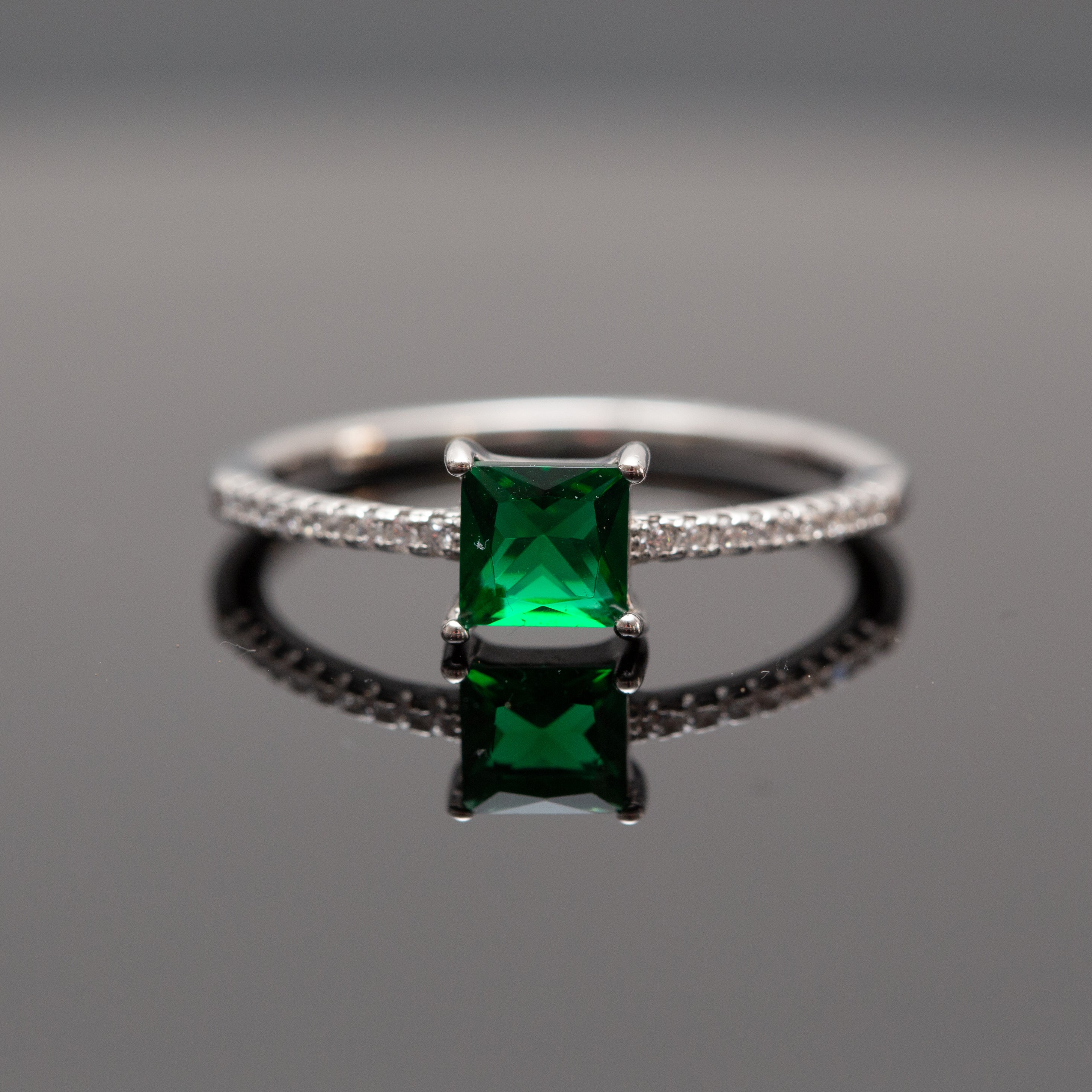 Bague argent rhodié tendance avec un carré vert