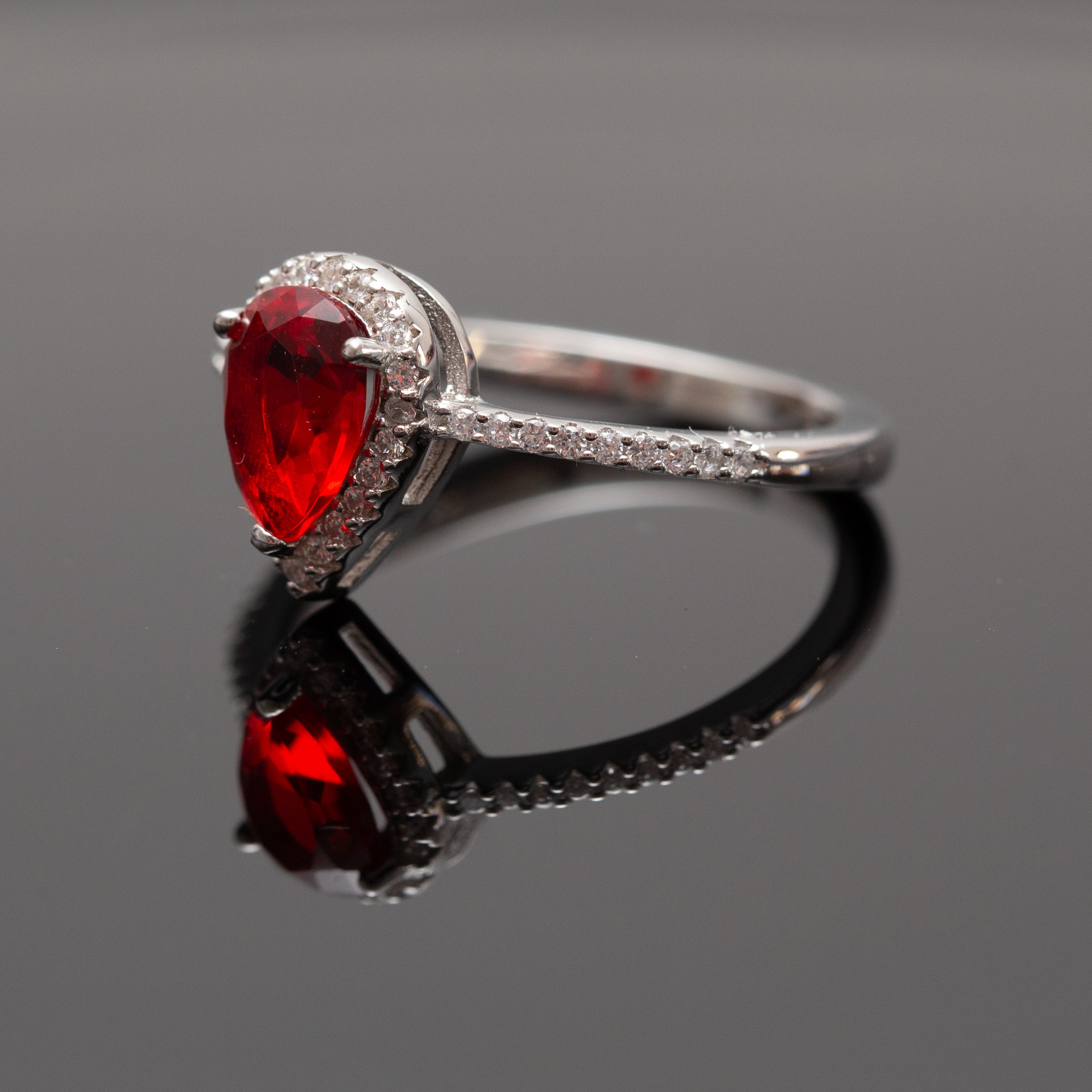 Bague argent rhodié tendance avec un motif rouge