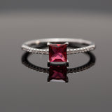 Bague argent rhodié tendance avec un carré rouge