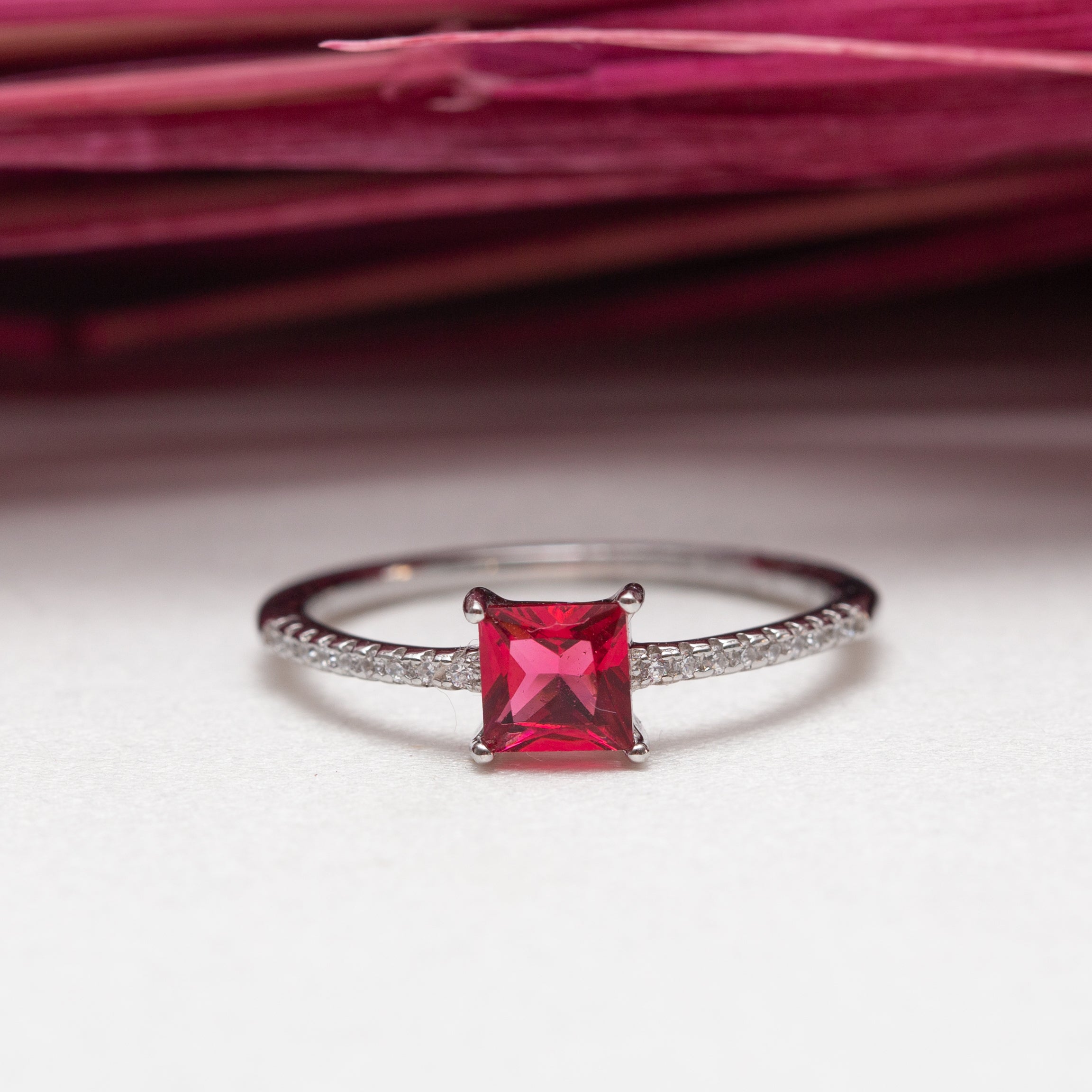 Bague argent rhodié tendance avec un carré rouge