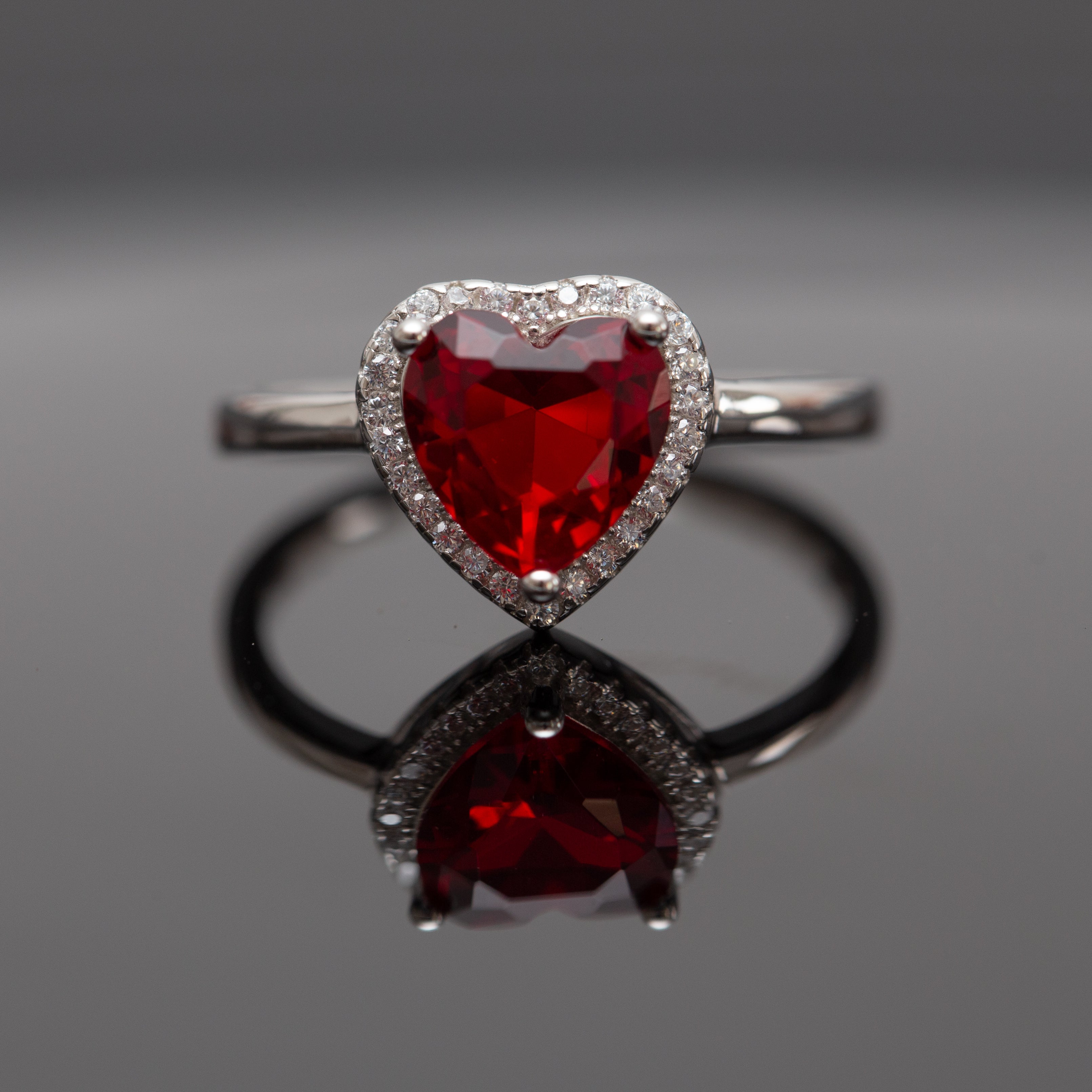 Bague argent rhodié avec un motif cœur rouge