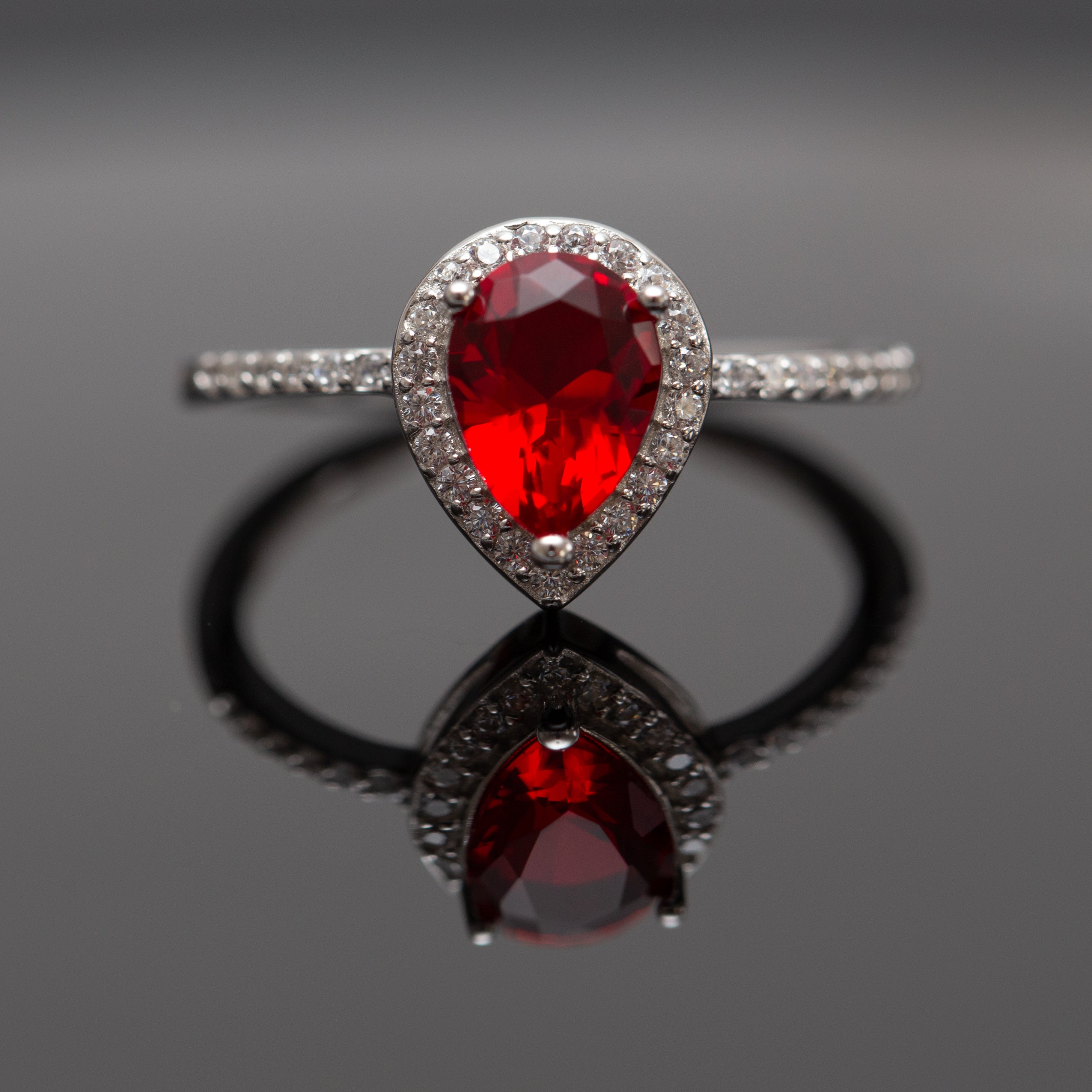 Bague argent rhodié avec un motif rouge