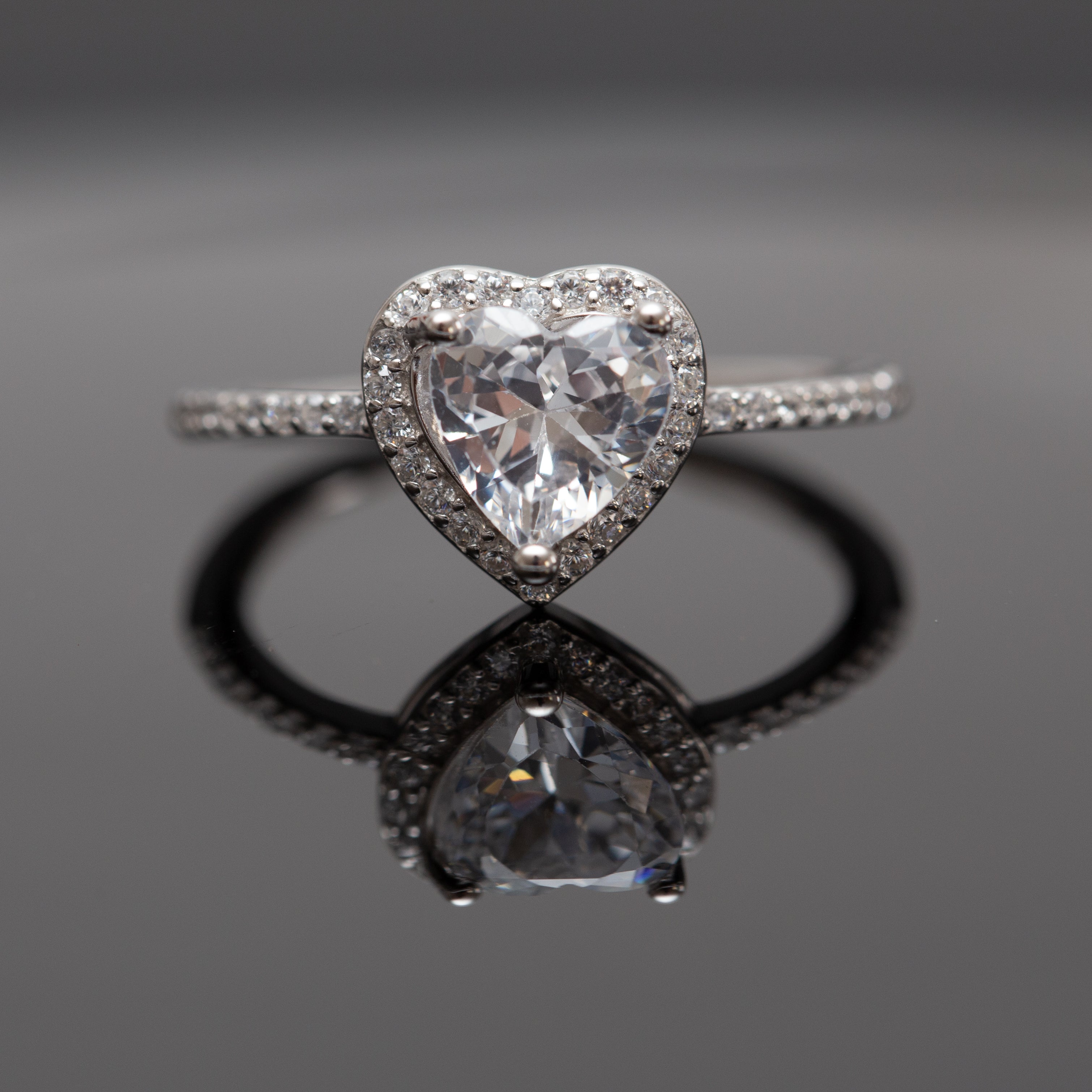 Bague argent rhodié avec un motif cœur blanc