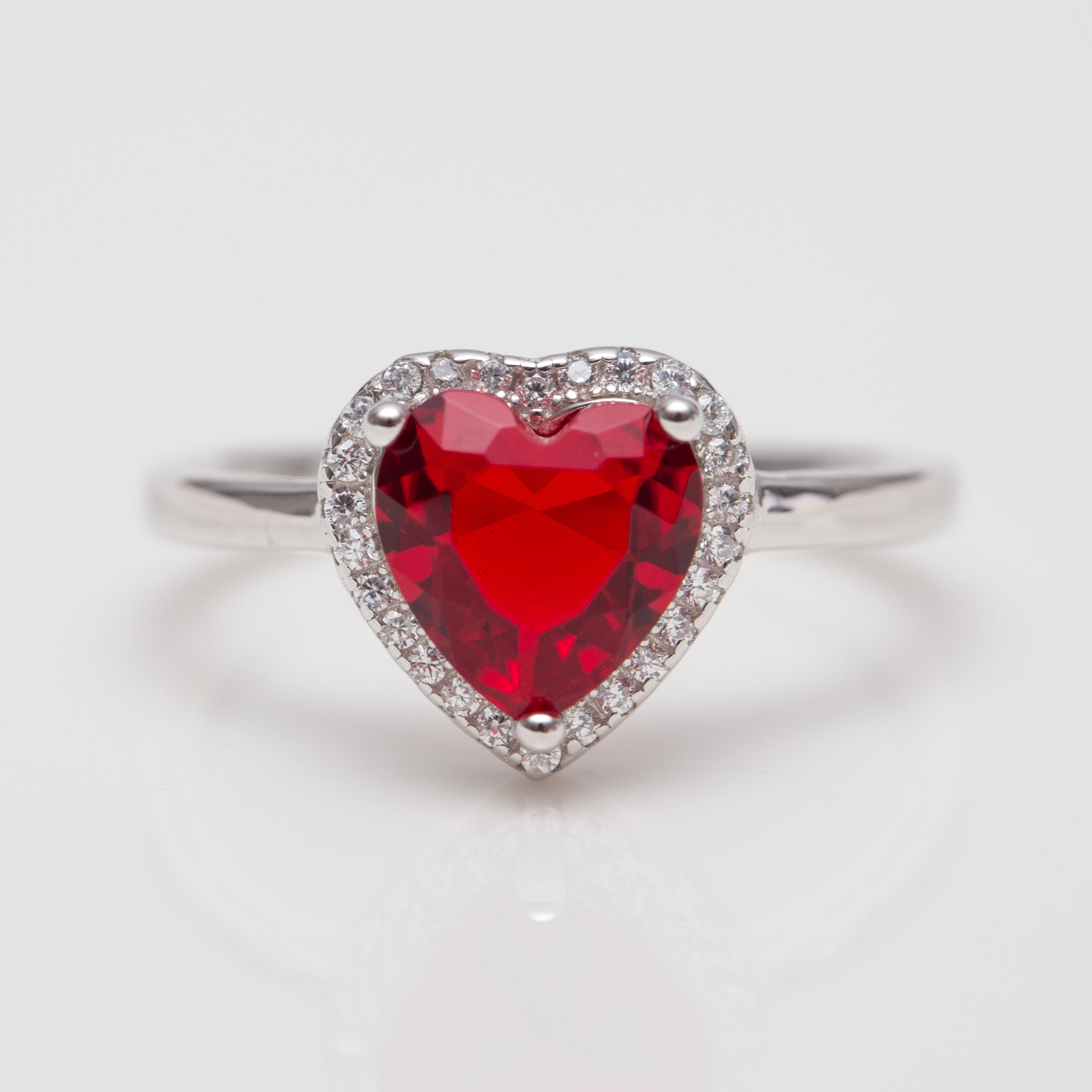 Bague argent rhodié avec un motif cœur rouge