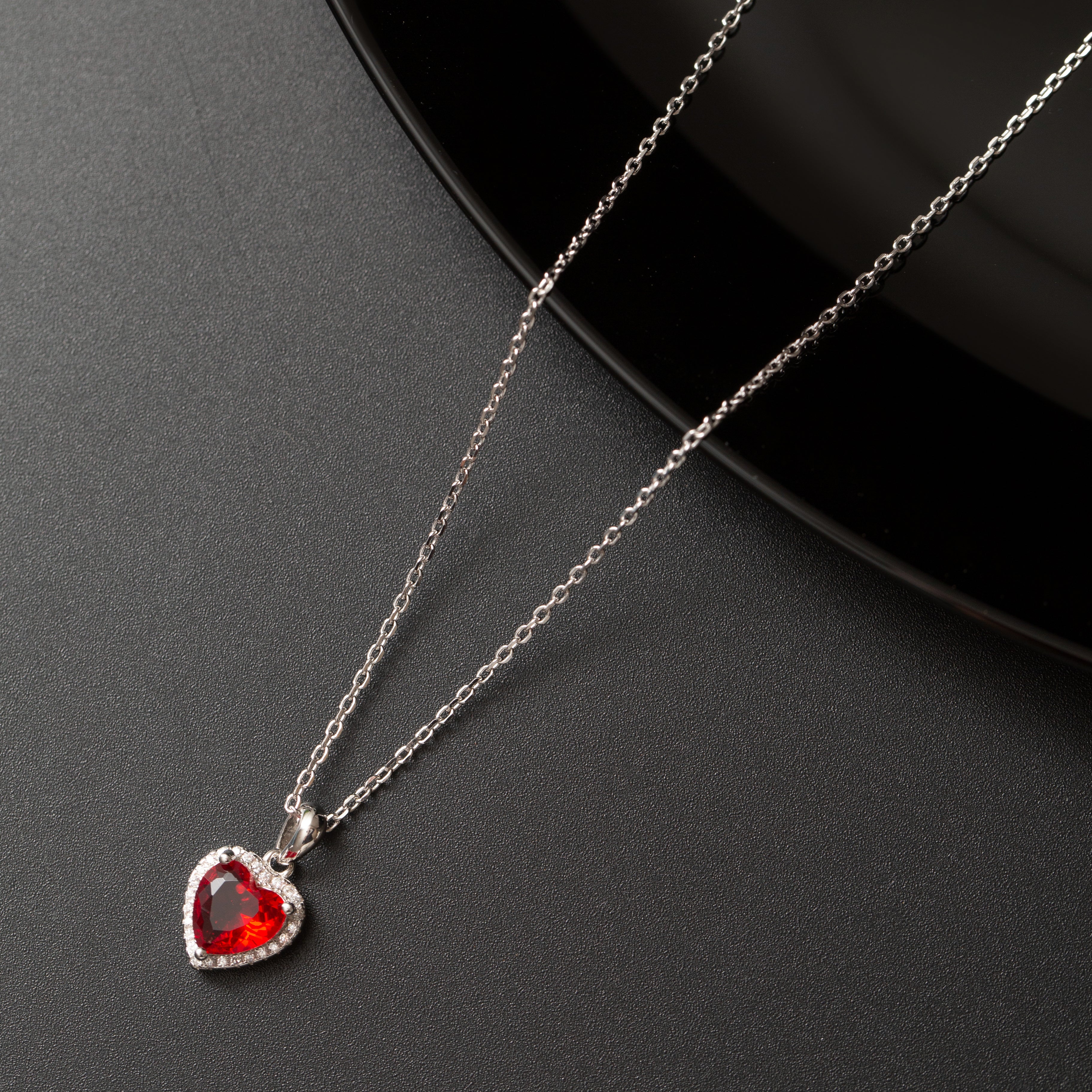Collier argent rhodié avec un motif cœur rouge