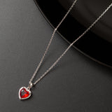 Collier argent rhodié avec un motif cœur rouge