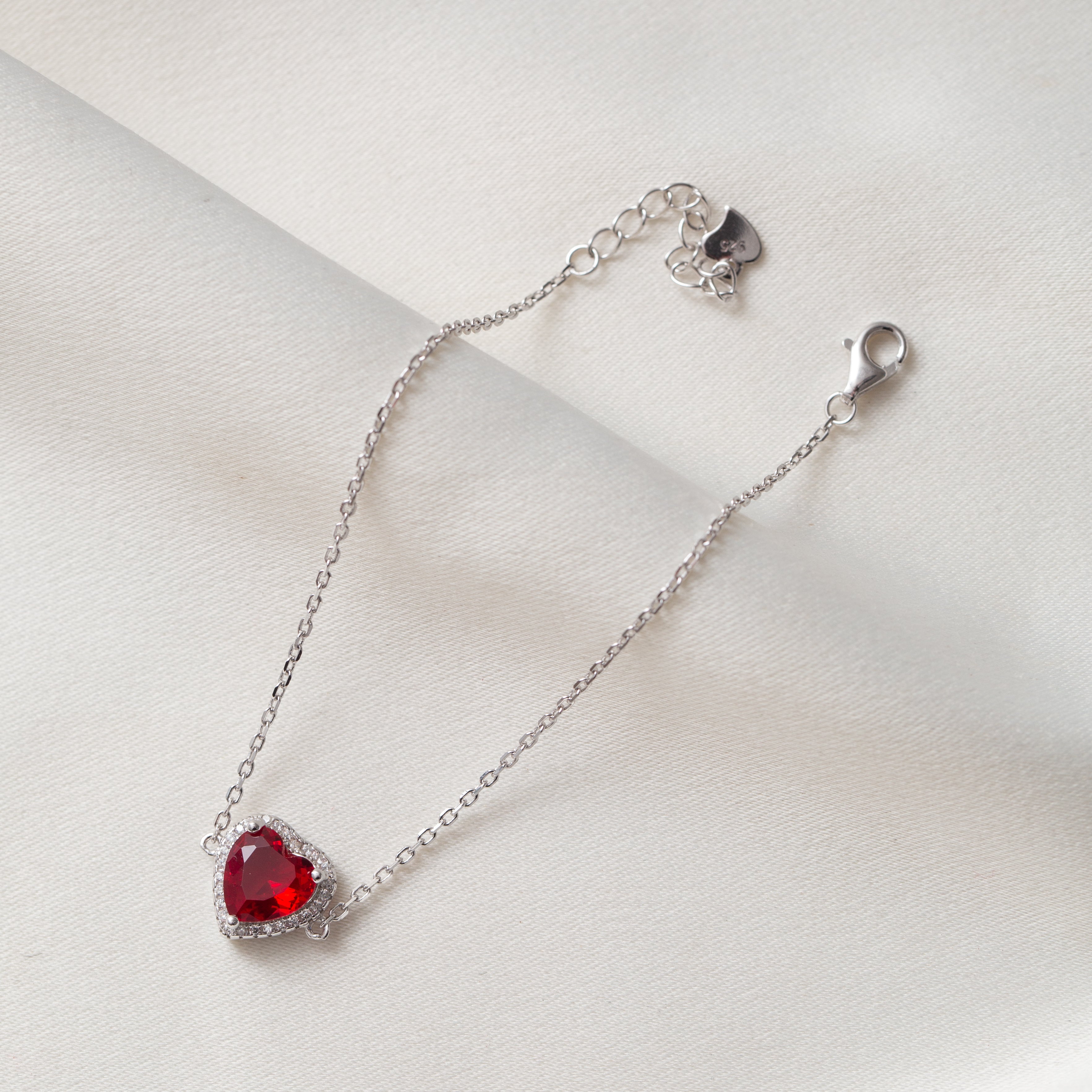 Gourmette argent rhodié tendance avec un cœur rouge