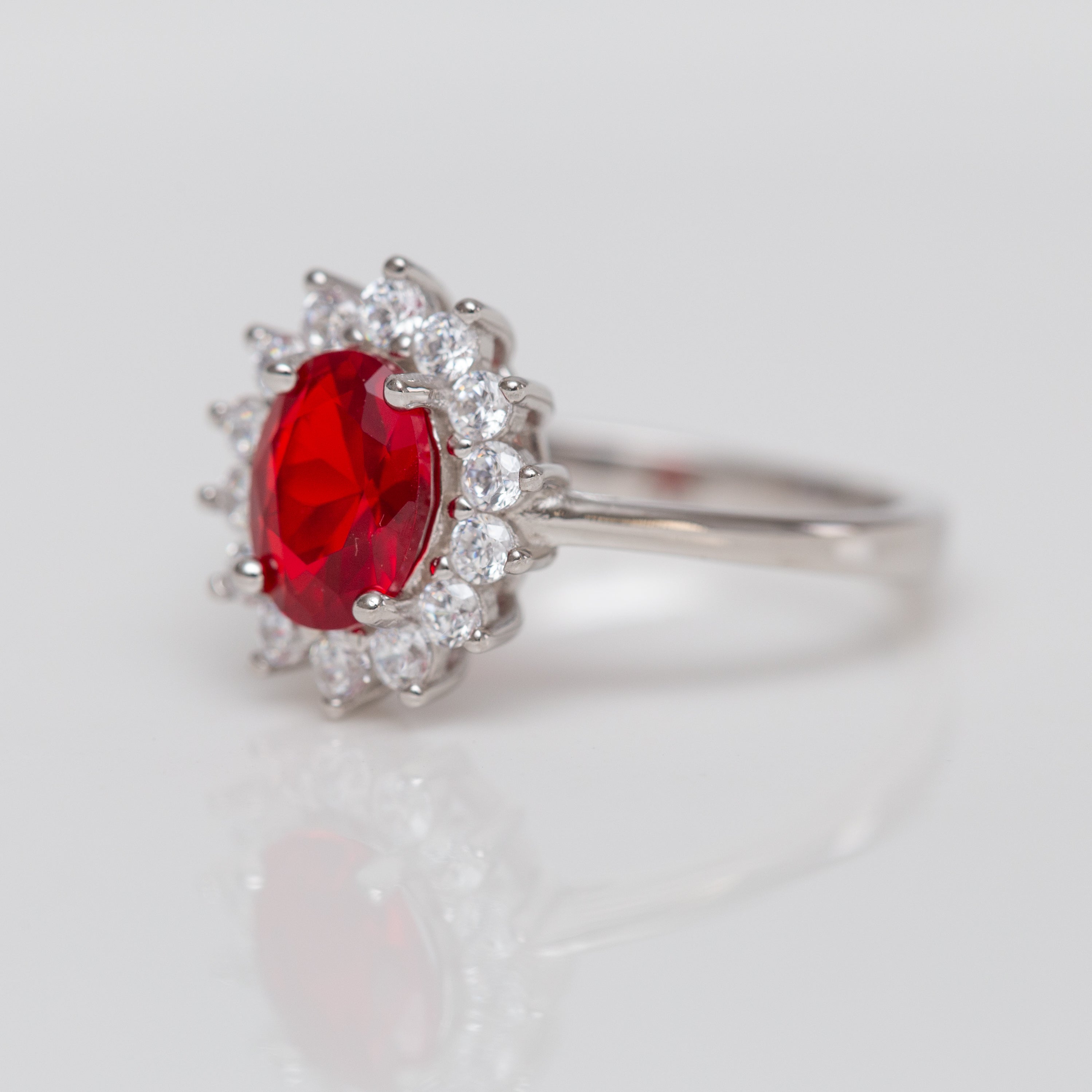 Bague argent rhodié tendance avec un motif rouge