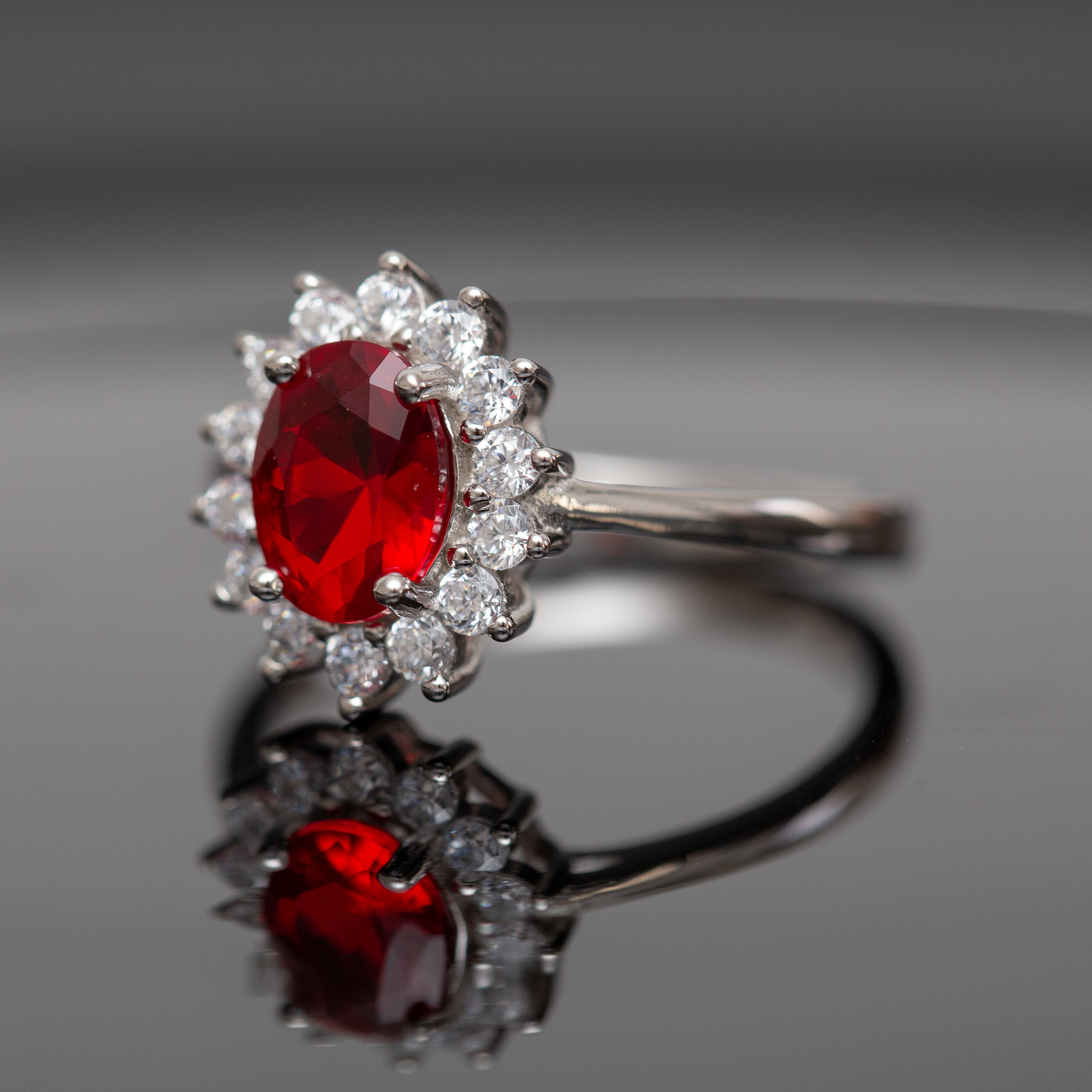 Bague argent rhodié tendance avec un motif rouge