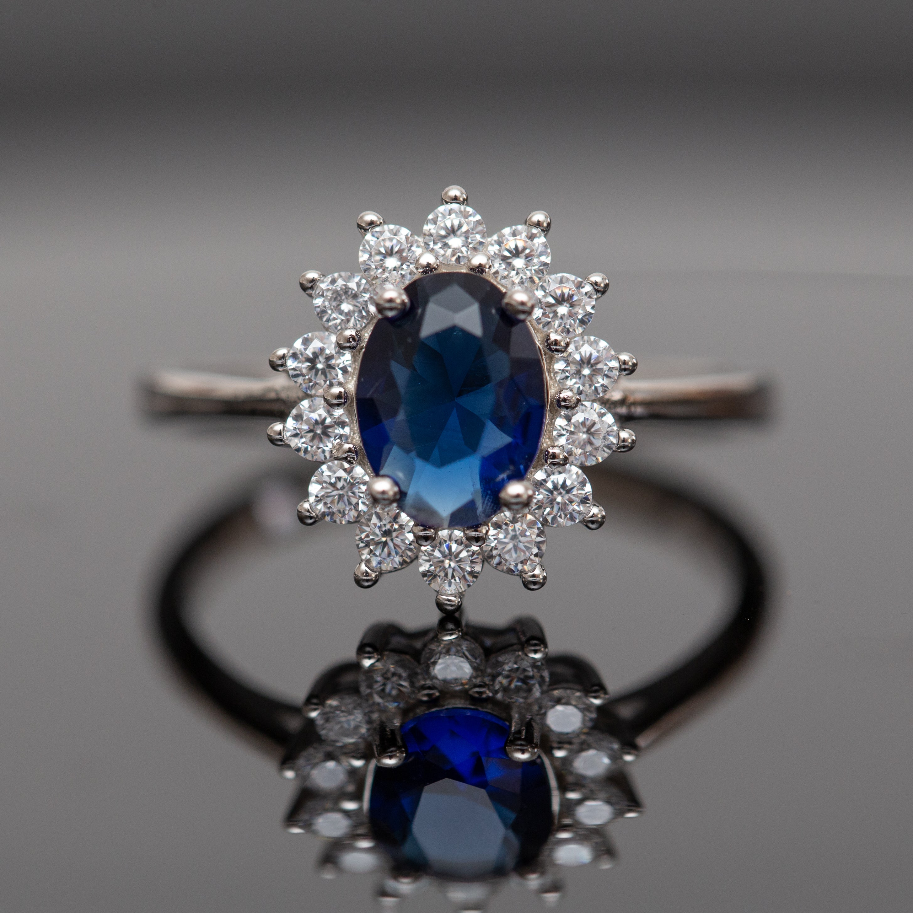 Bague argent rhodié tendance avec un motif bleu
