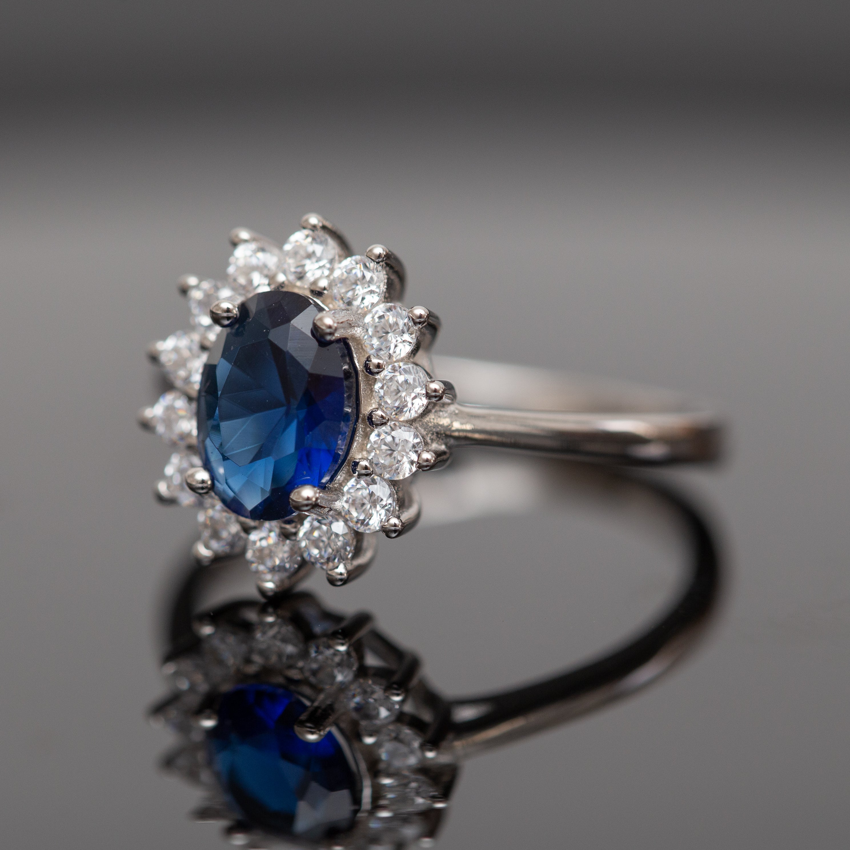 Bague argent rhodié tendance avec un motif bleu