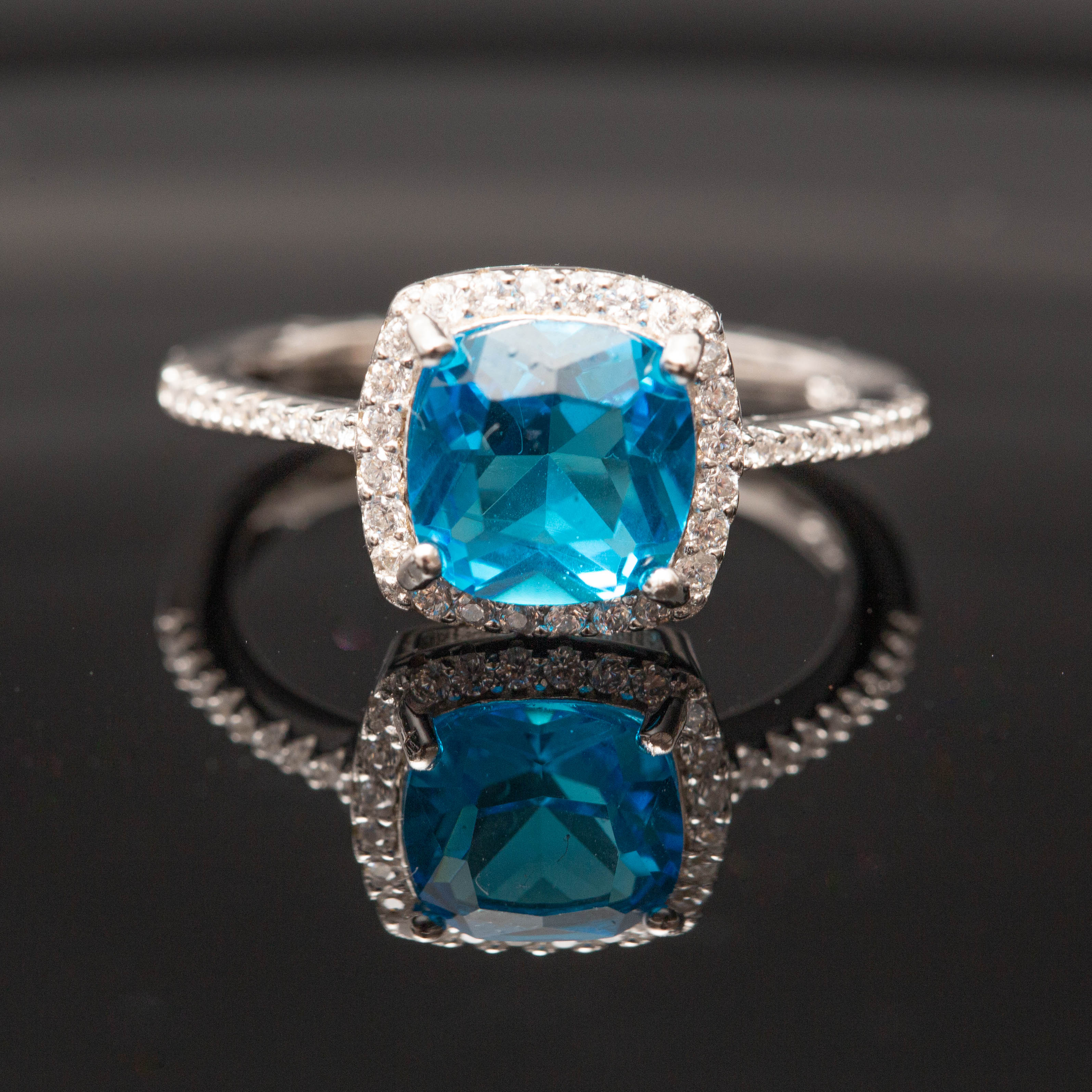 Bague argent Rhodié garanti new avec une pierre Blue ciel carré