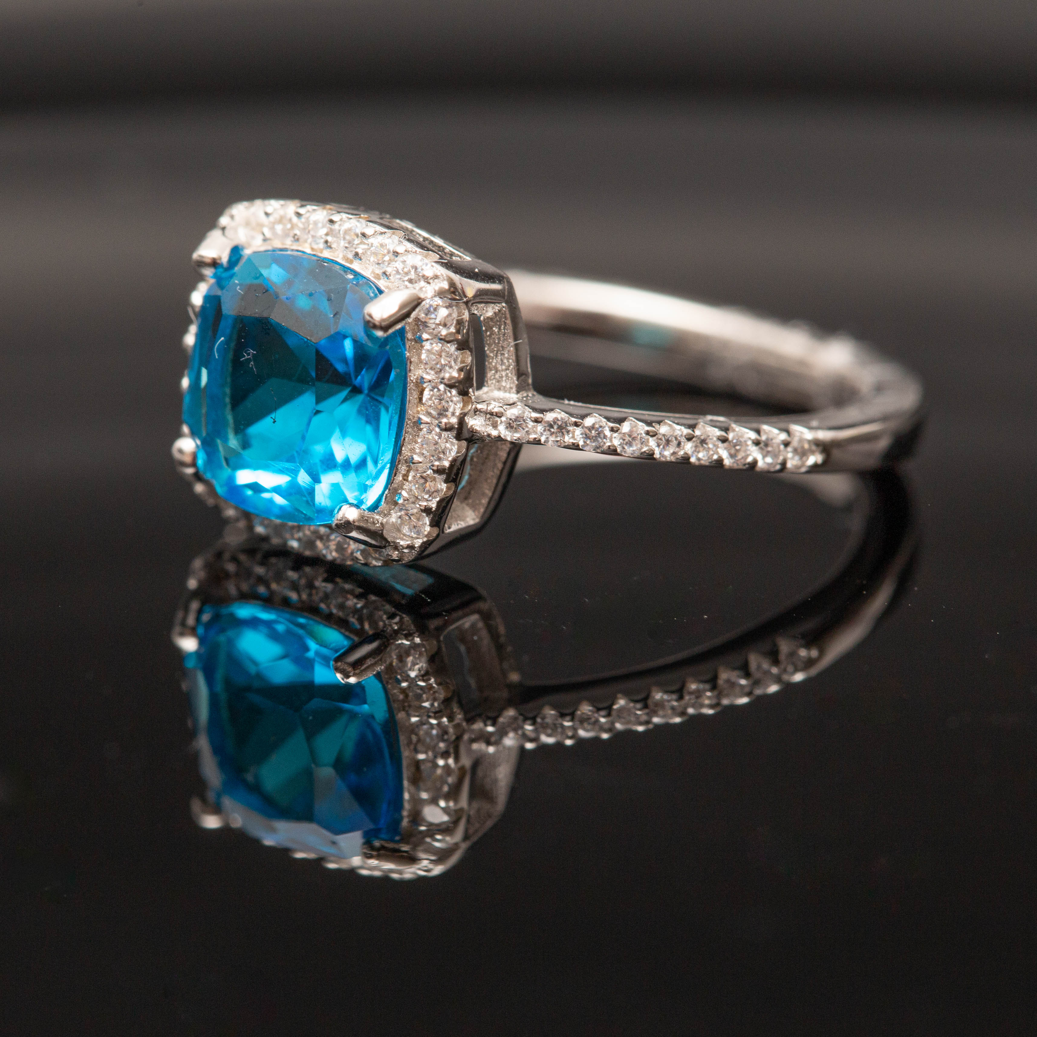 Bague argent Rhodié garanti new avec une pierre Blue ciel carré