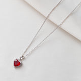 Collier argent rhodié avec un motif cœur rouge