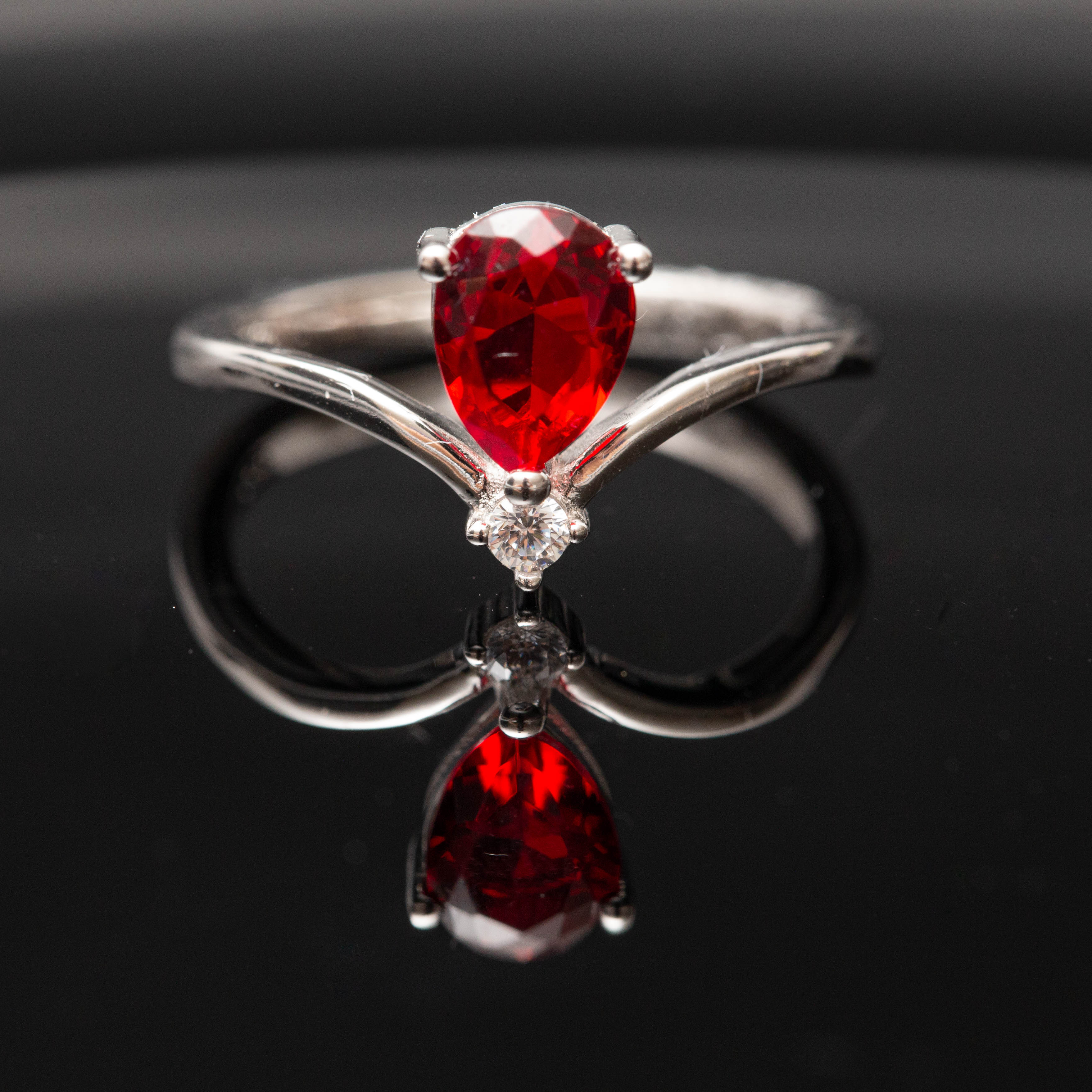 Bague argent Rhodié garanti new avec une pierre Rouge