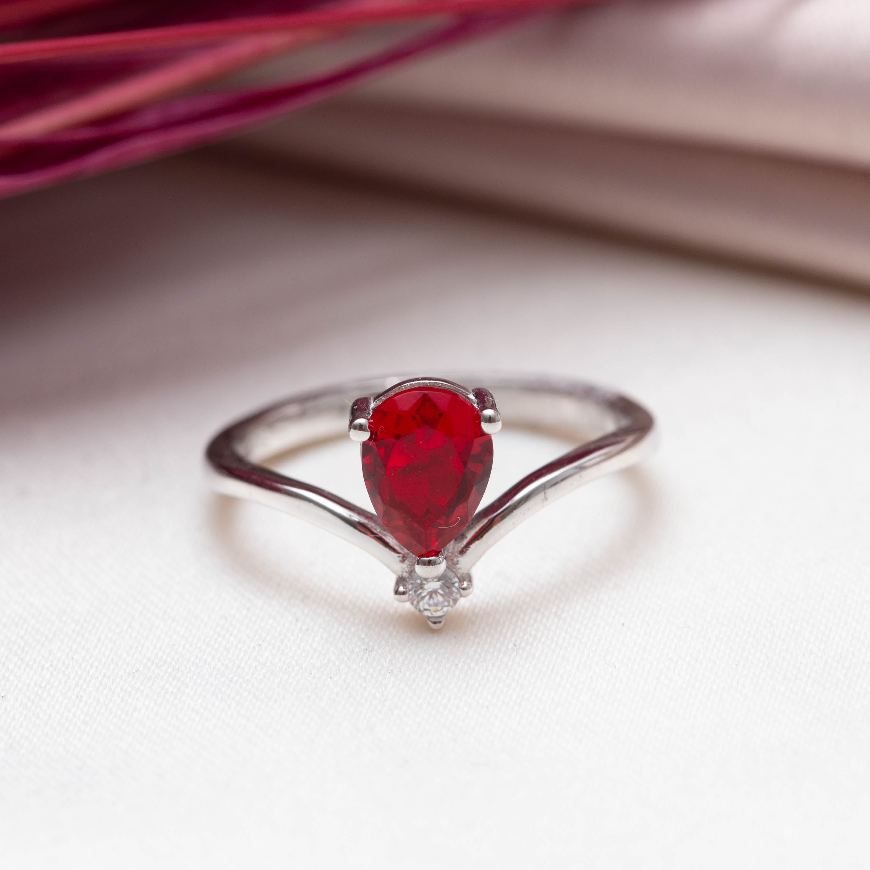 Bague argent Rhodié garanti new avec une pierre Rouge