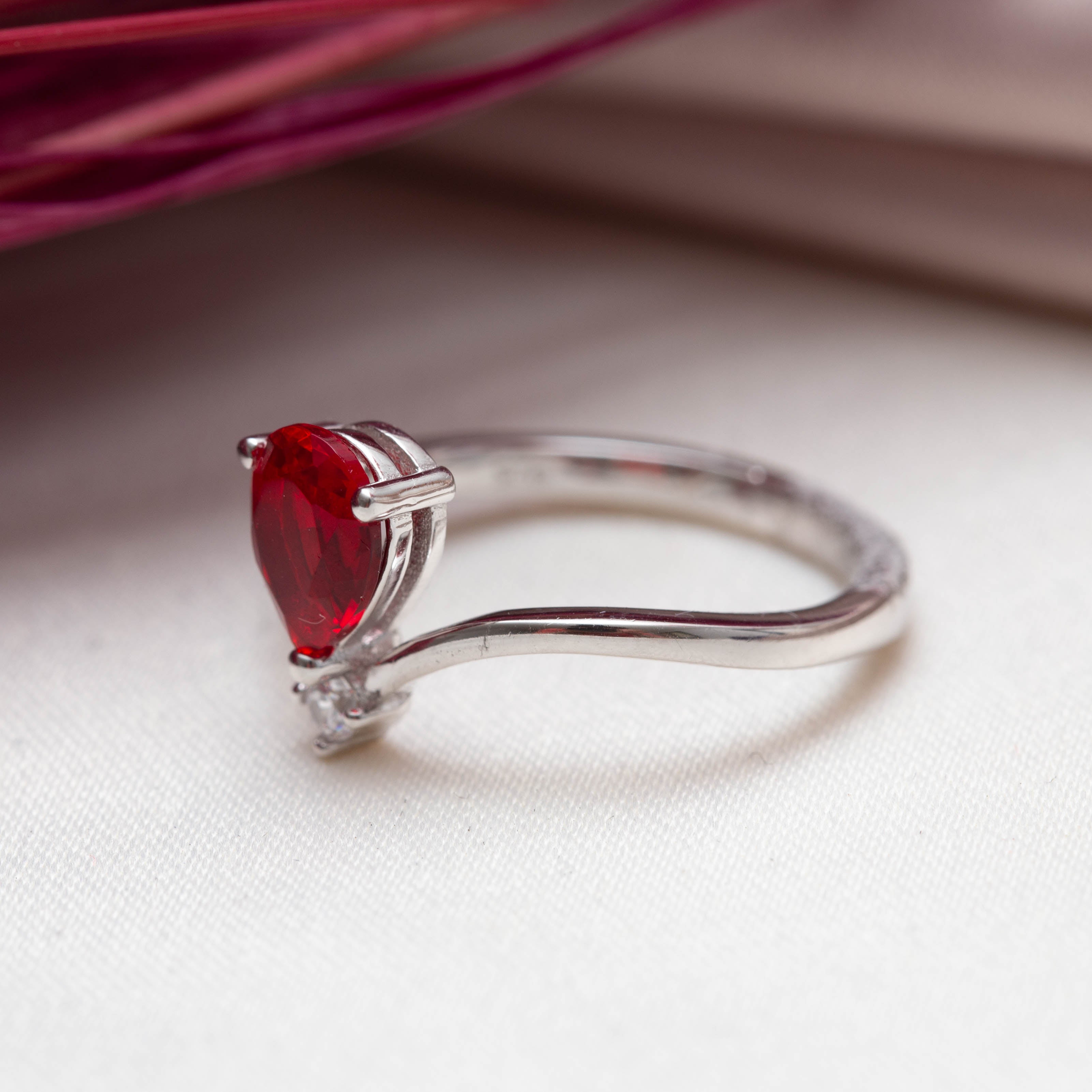 Bague argent Rhodié garanti new avec une pierre Rouge