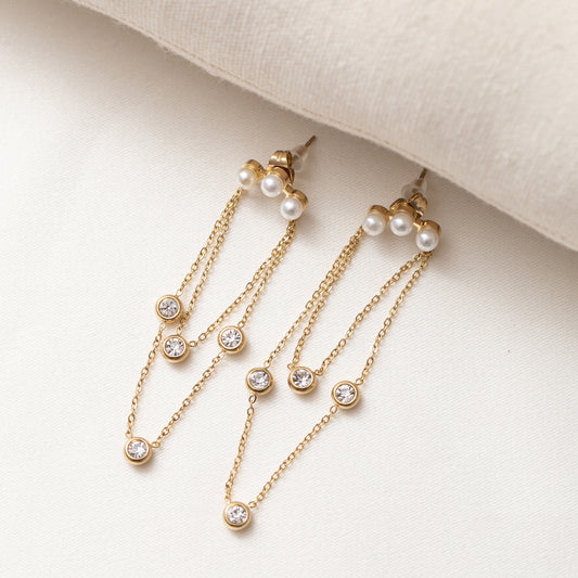 Boucles Acier long avec des petites perles blanches tendance