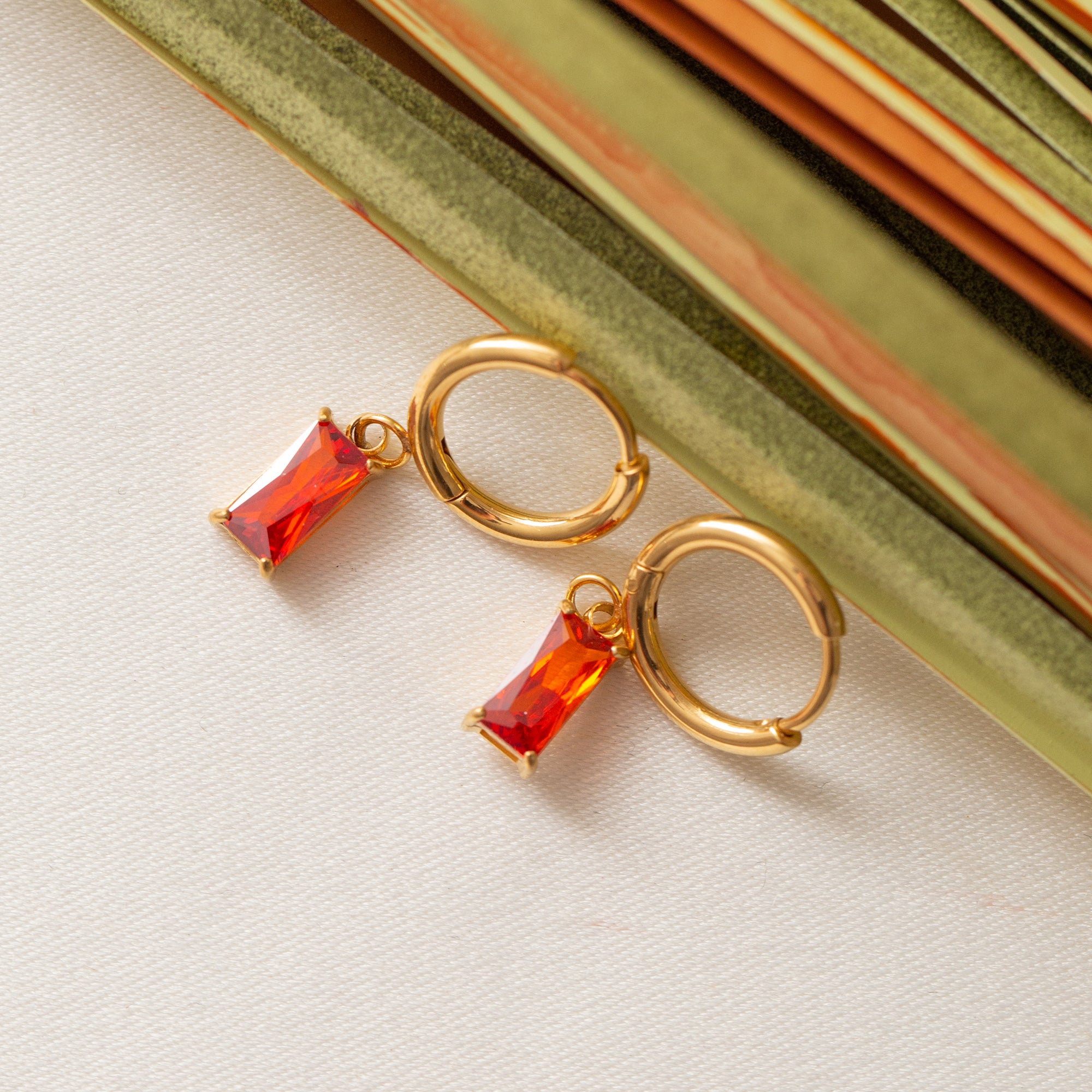 Boucles Acier tendance avec un rectangle rouge