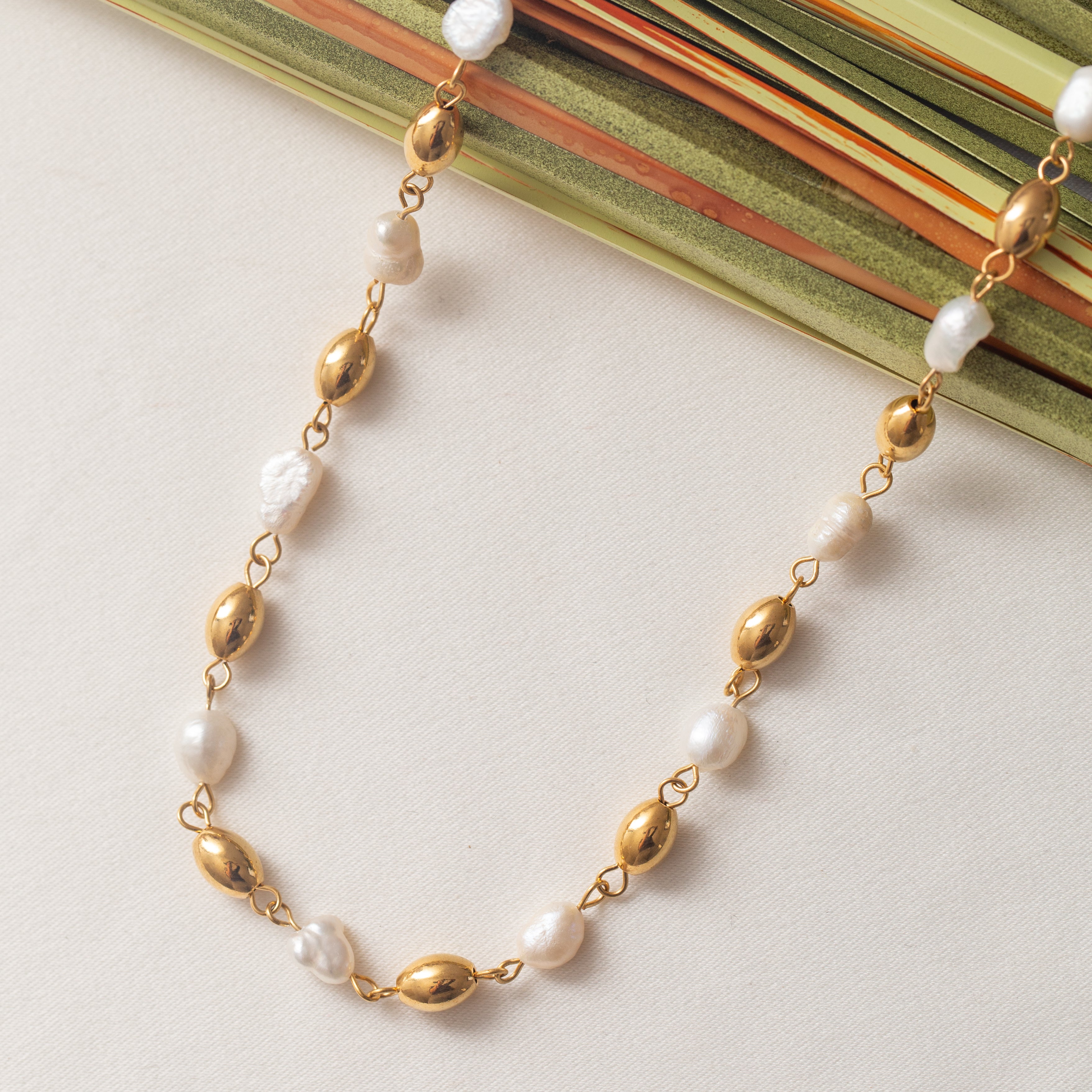 Collier Acier tendance avec des perles blanches et dorées