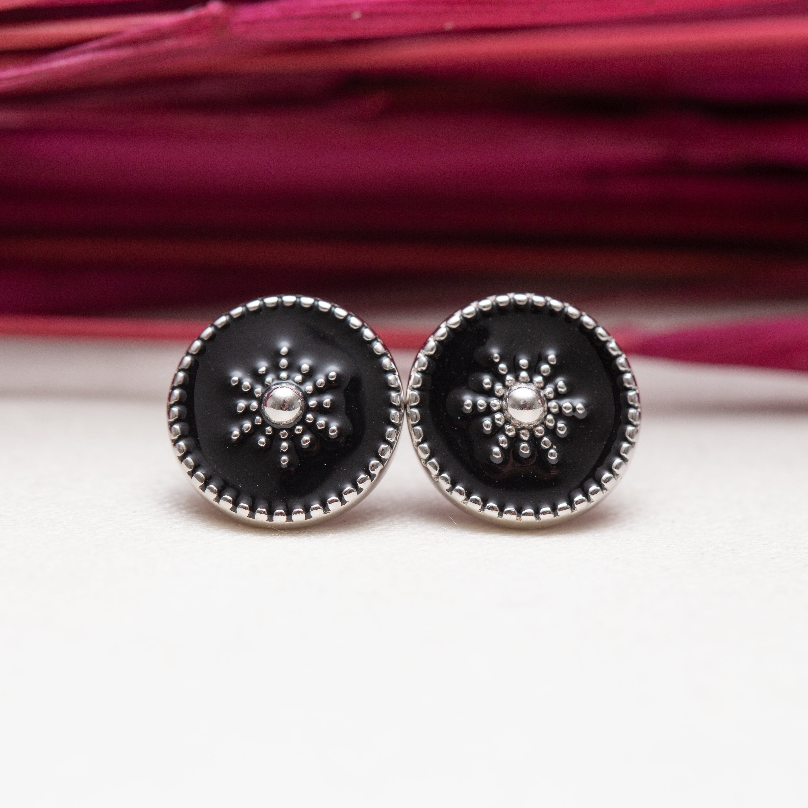 حلق فضة مطلي روديوم مضمون مطلي بالمينا السوداء - 40%