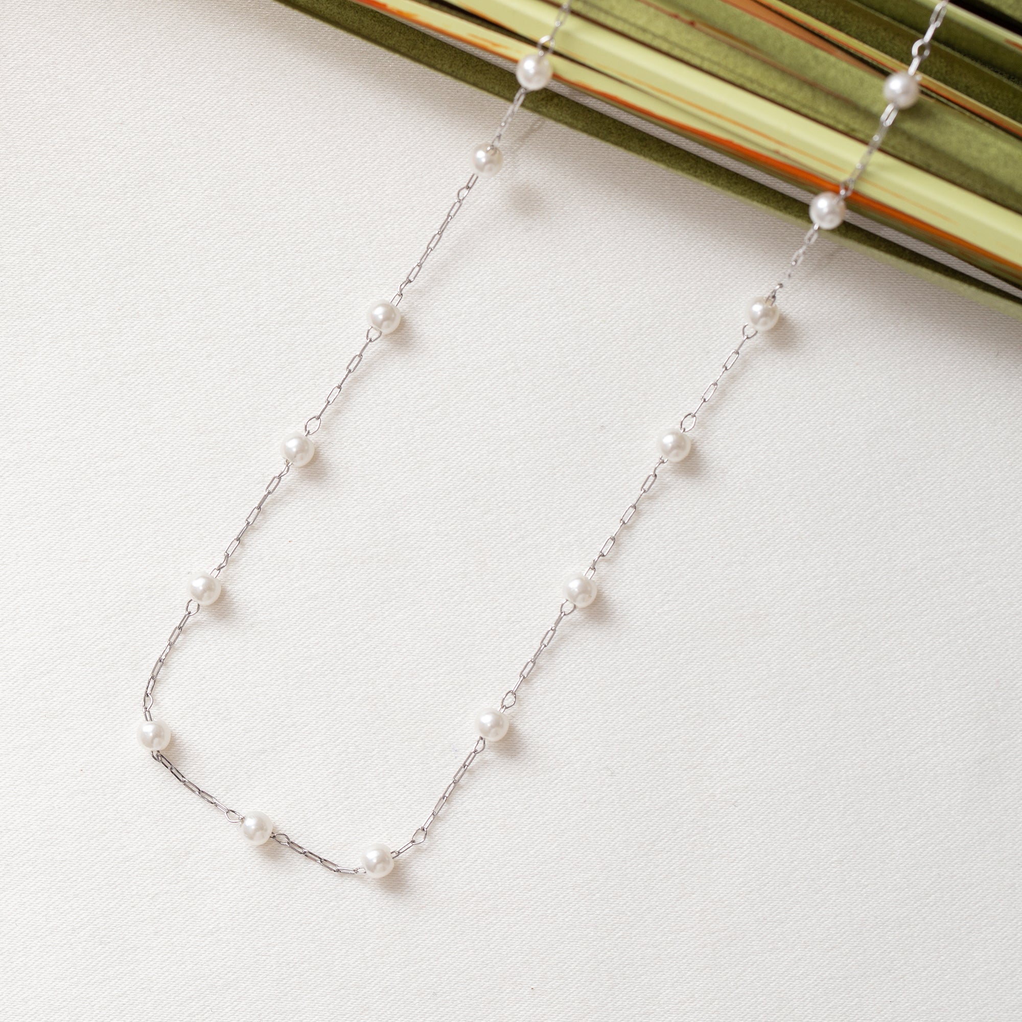 Collier Acier tendance argenté avec des petites perles blanches