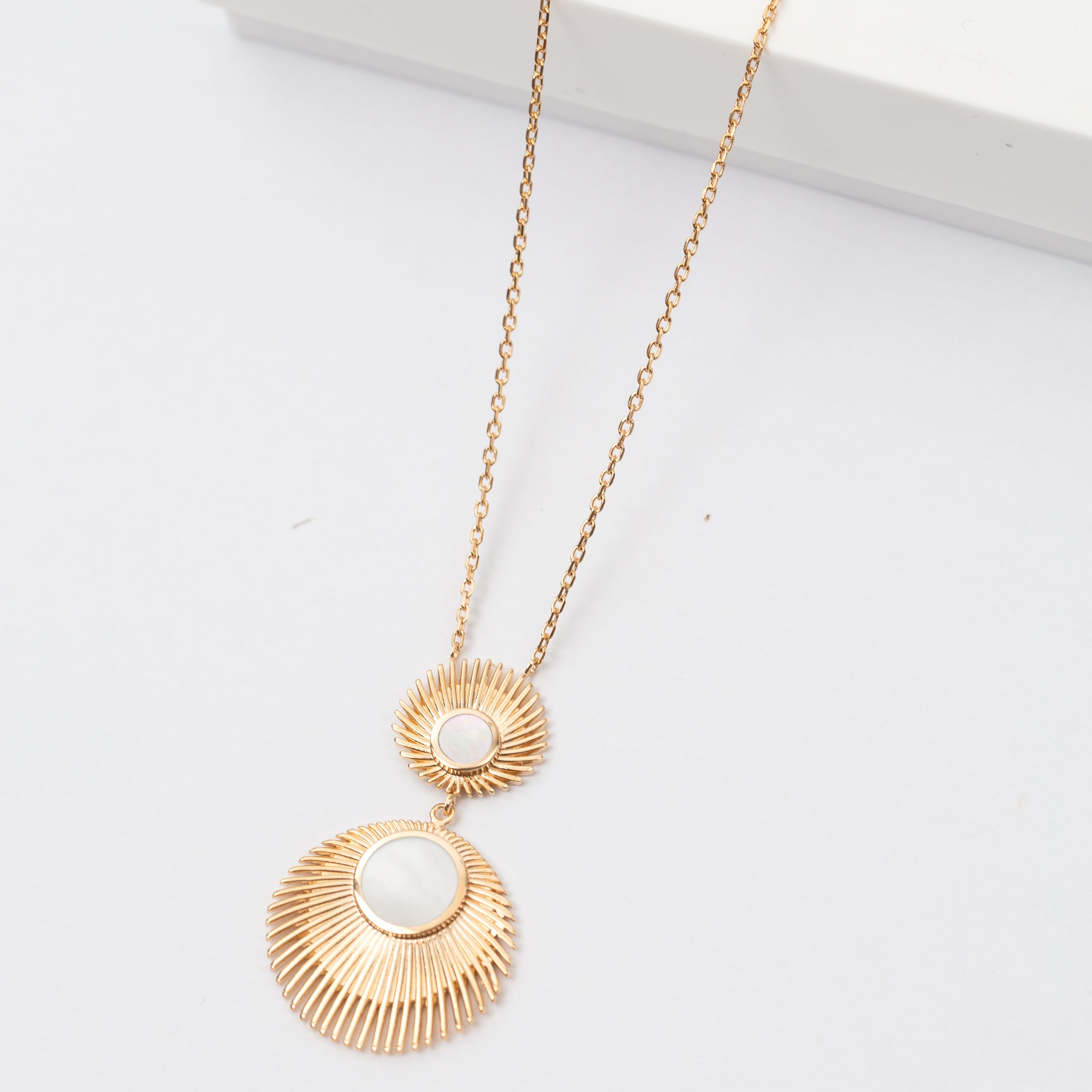 Collier  bijouxcn Plaqué Or Garanti 10 and Paris coque de nacre pierre nacre doublée