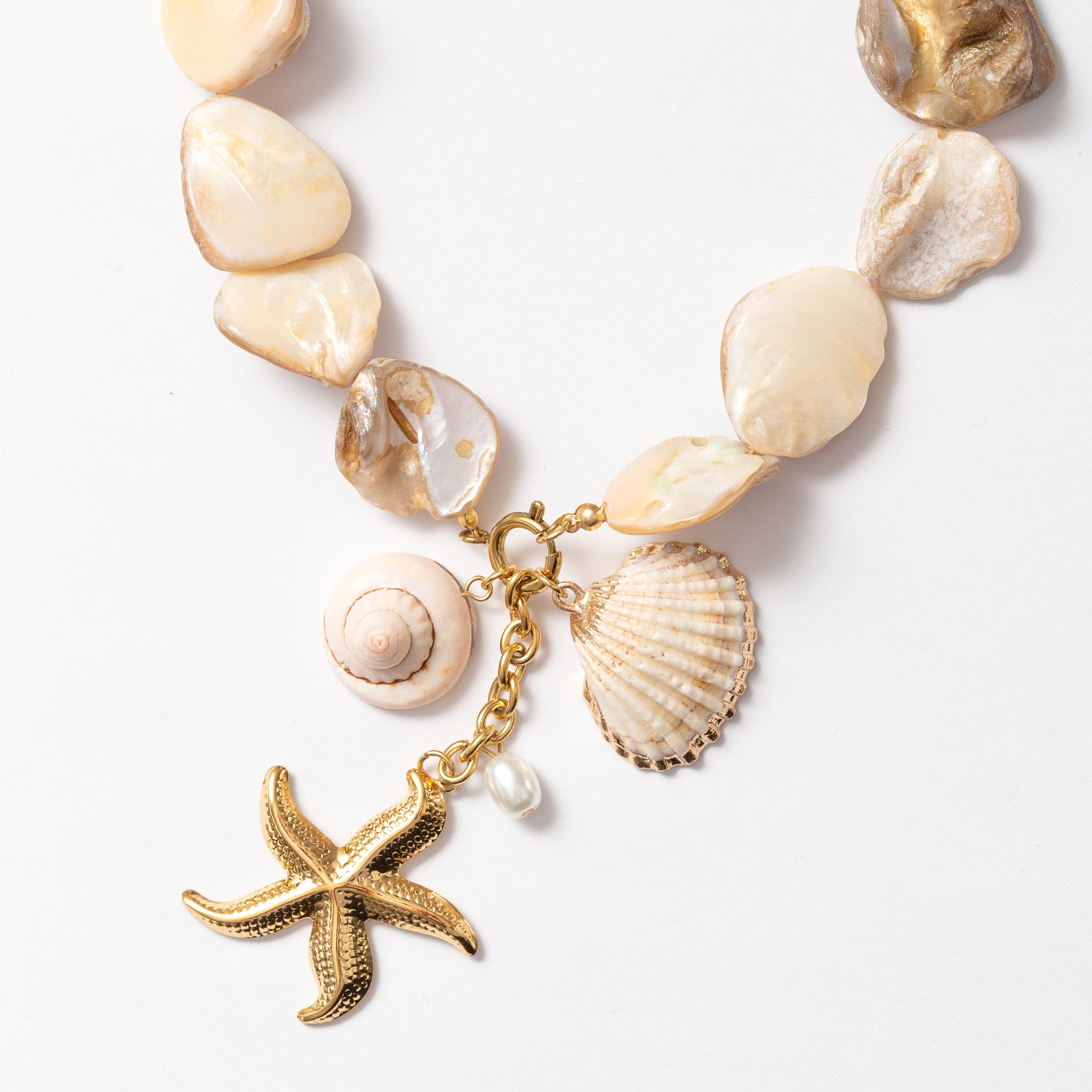 Collier en acier tendance pour cet été
