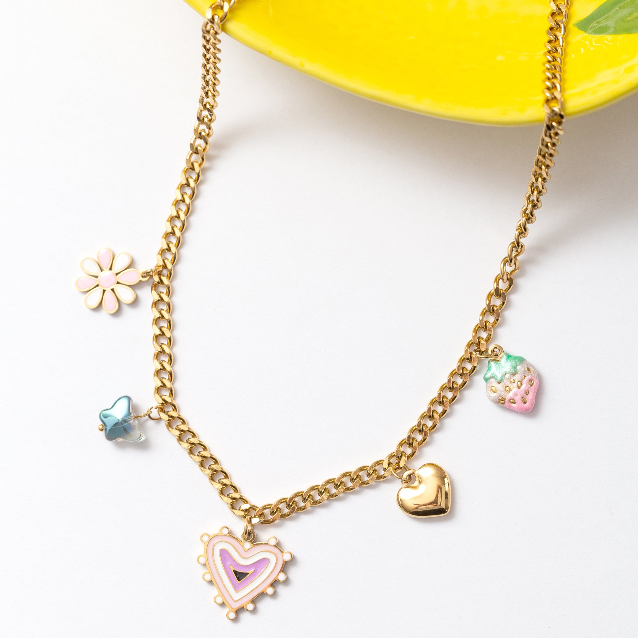 Collier en acier tendance pour cet été