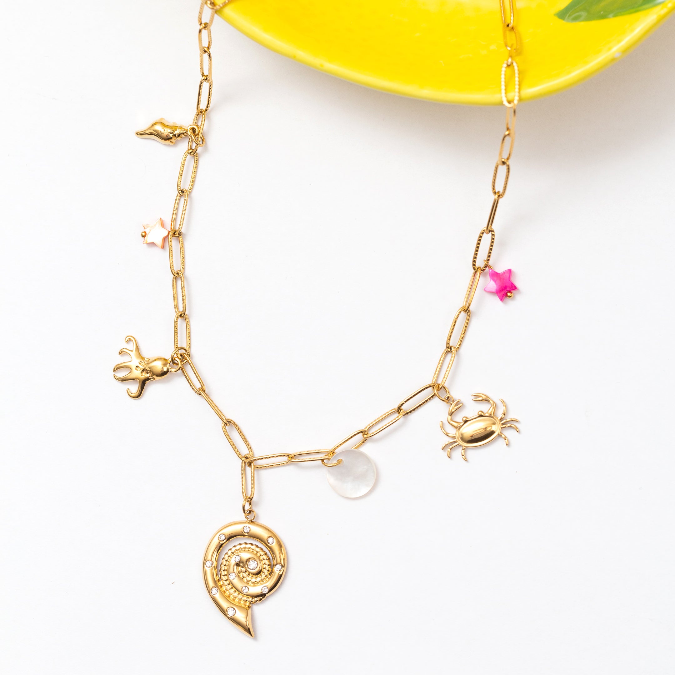 Collier en acier tendance pour cet été